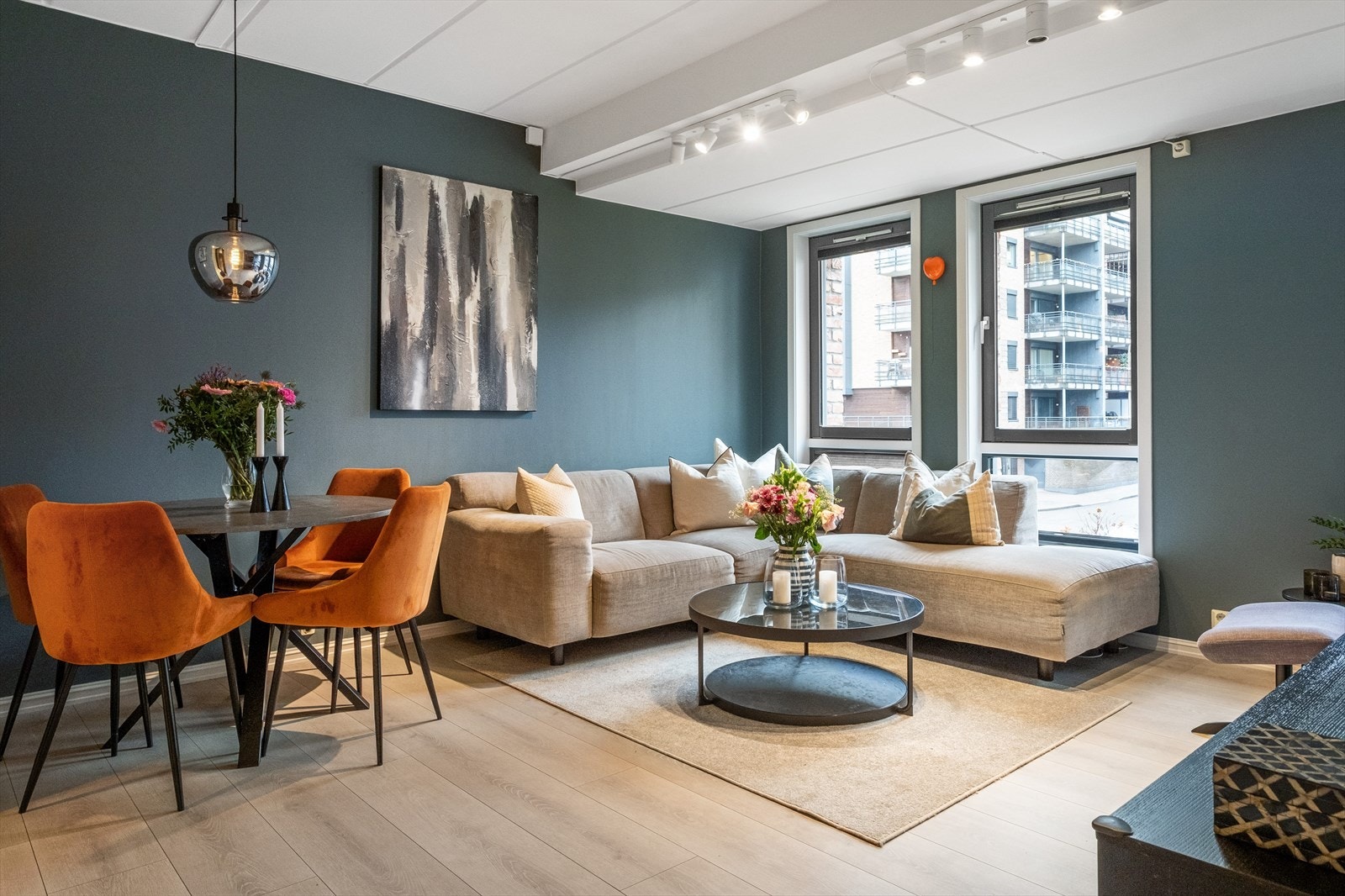 Store vindusoverflater slipper inn rikelig med naturlig lys Galleribilde