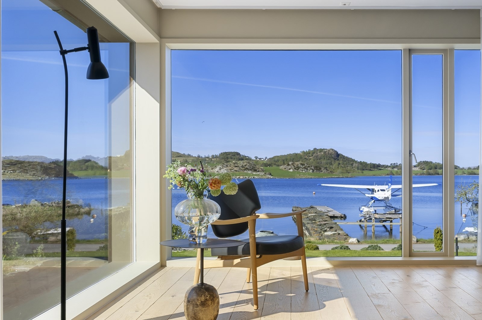 Store vindusflater vender ut mot sjøen i flere himmelretninger og gir et helt fantastisk lys inn i boligen. Galleribilde