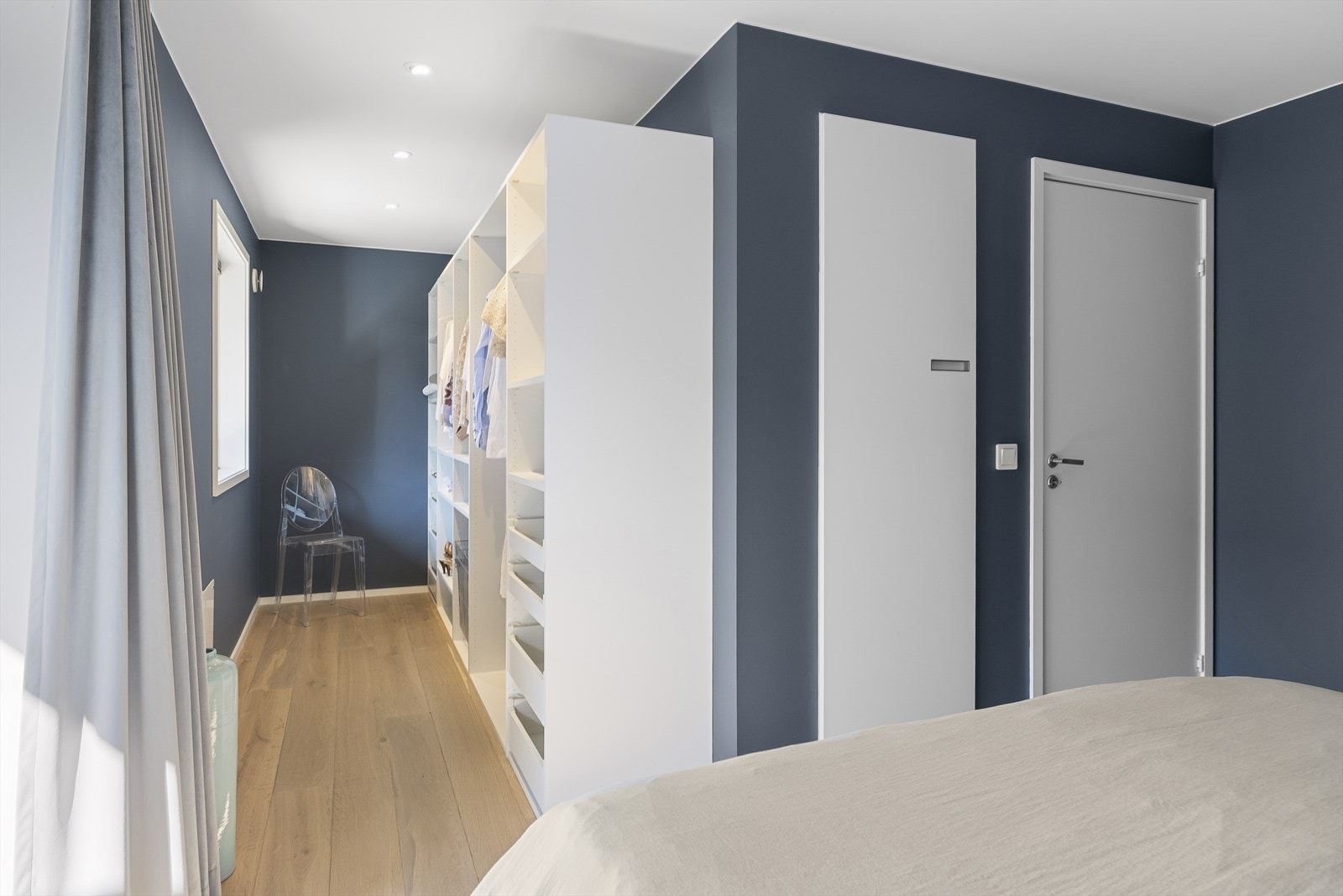 Hovedsoverom har tilkomst til walk-in. Galleribilde