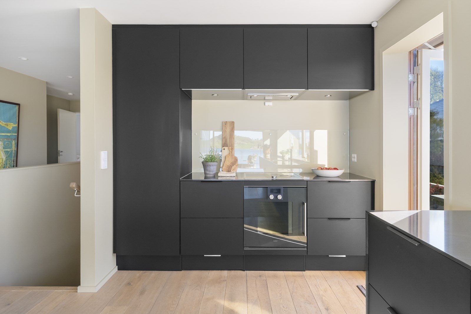 Kjøkkenet er fullt utstyrt med integrerte hvitevarer, inkludert oppvaskmaskin, platetopp og stekeovn fra Gaggenau, samt kjøleskap fra Bosch. Galleribilde