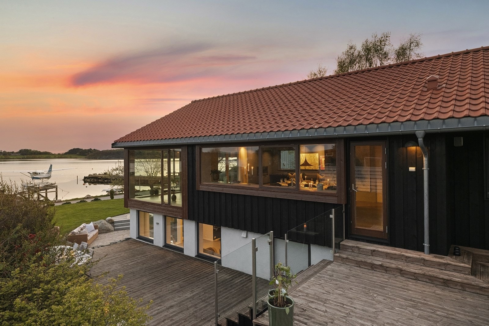Tomten er pent opparbeidet med flere soner som gir muligheter til å bevege seg etter vær og vind. Galleribilde