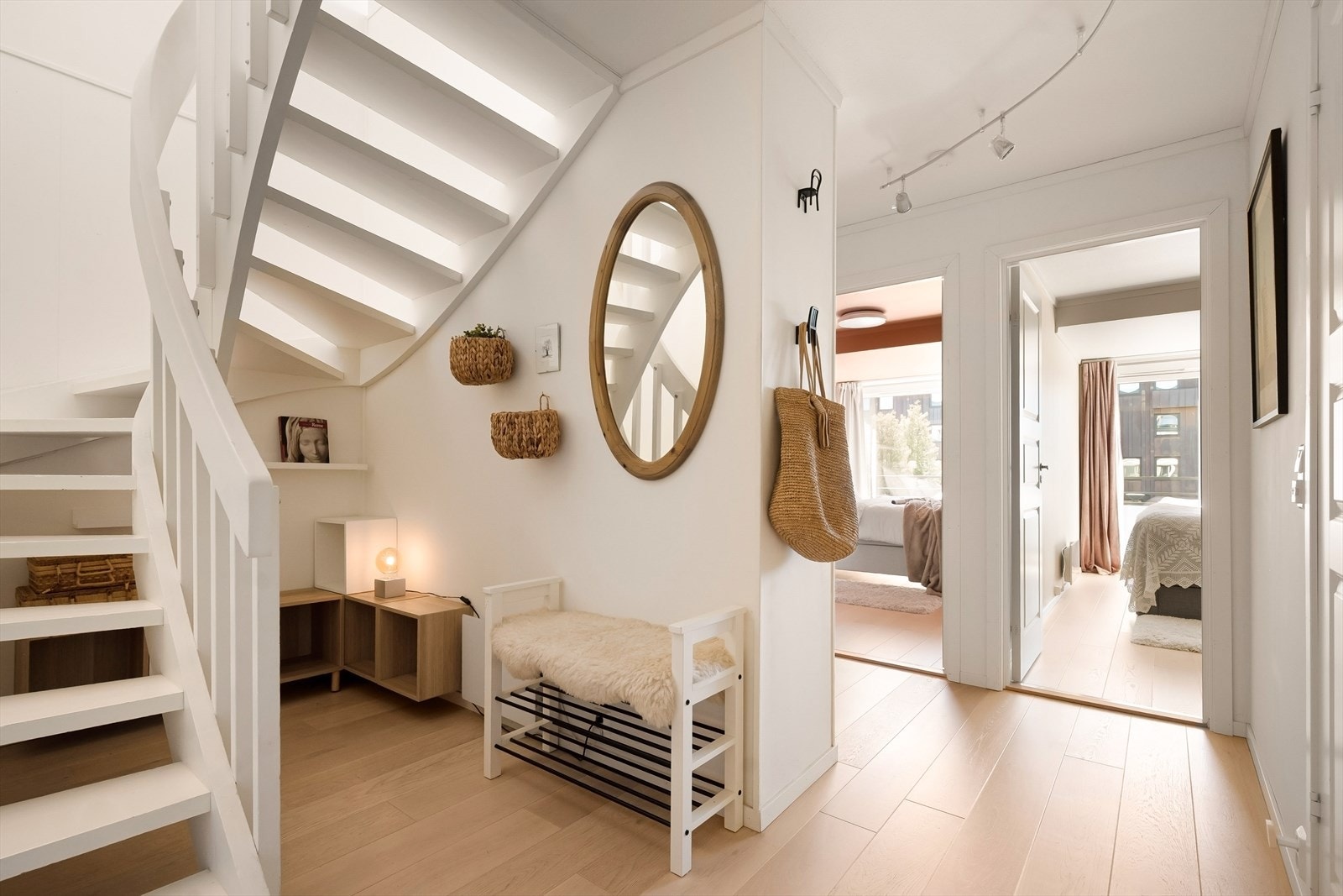 Lys og innbydende entré. Trappen leder opp til den åpne stue-/kjøkkenløsningen og utgang til balkong. Galleribilde