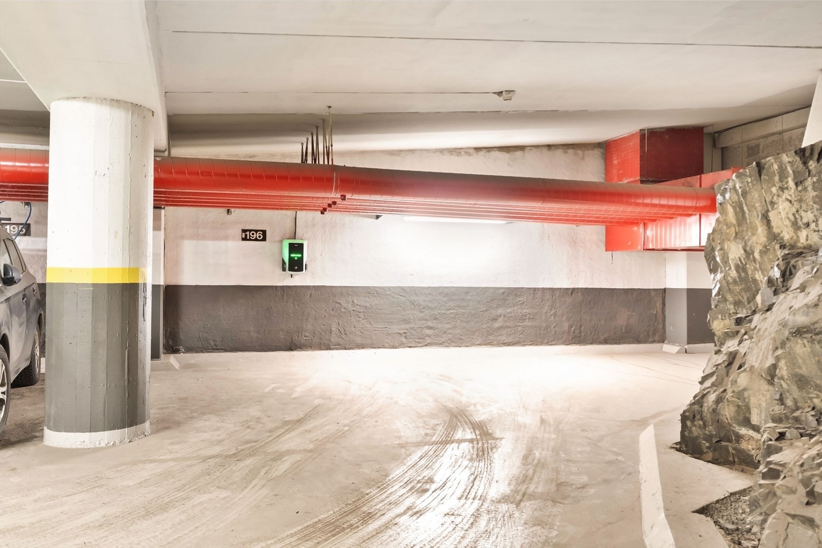 Det medfølger en parkeringsplass i felles garasjeanlegg, utstyrt med elbillader. Galleribilde