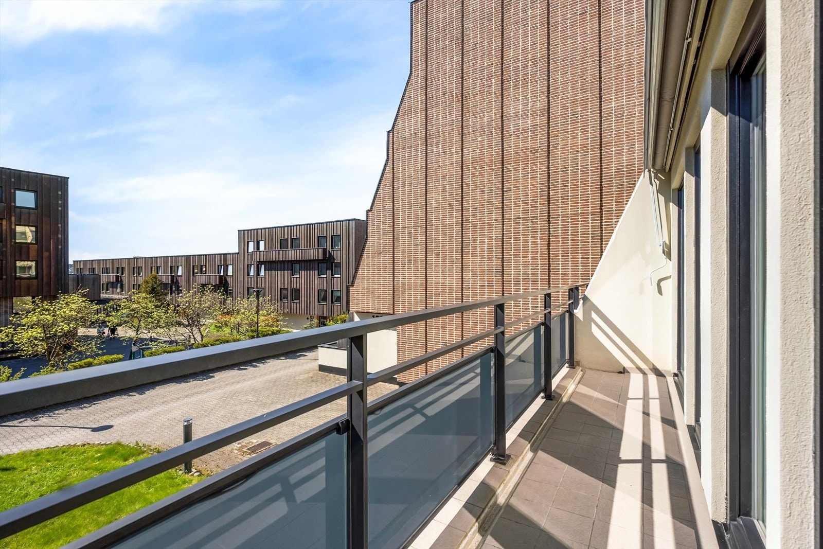 Utsikt over de pent opparbeidede fellesområdene. Galleribilde