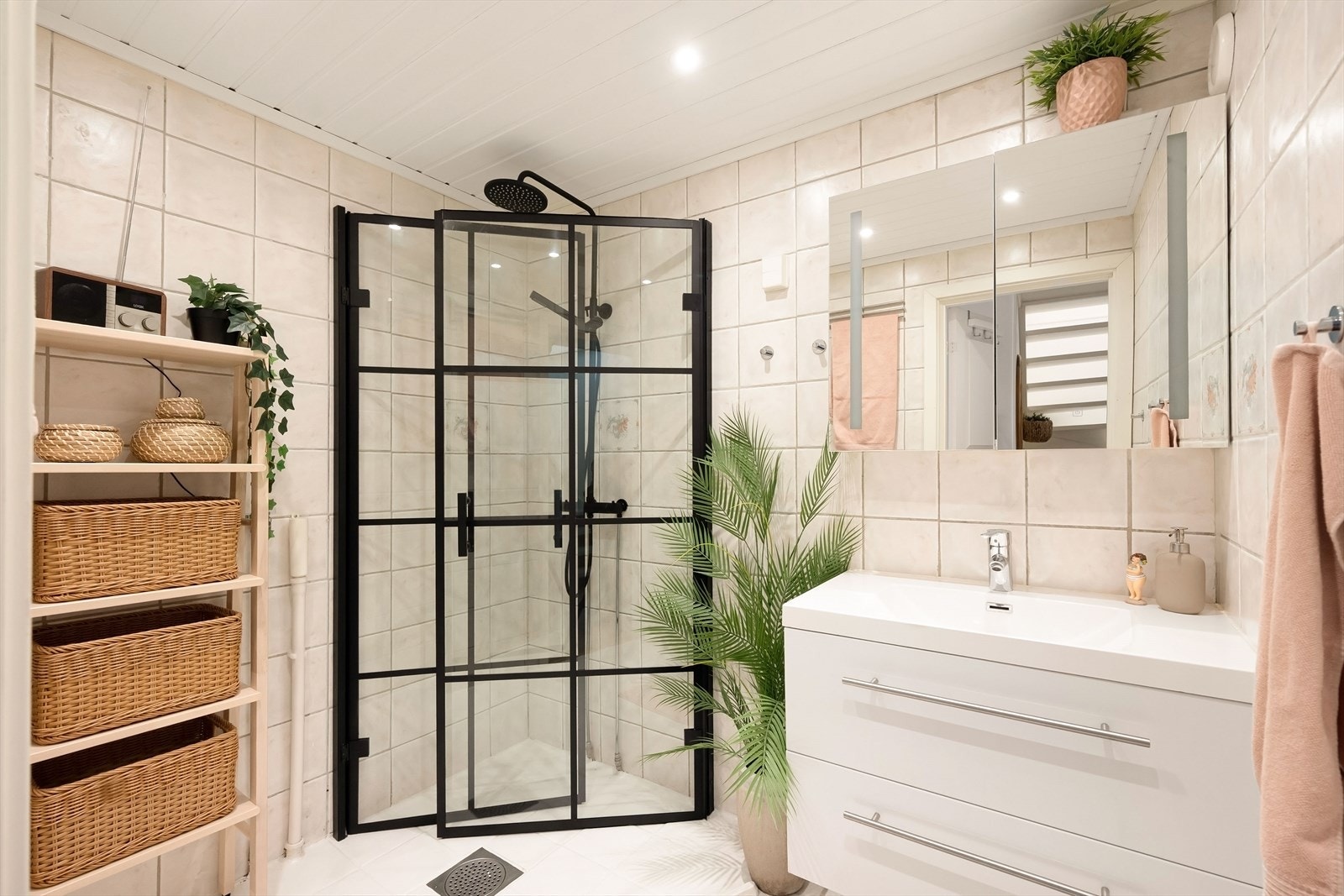 Badet har varmekabler i gulvet, dusjnisje med glassdører og opplegg for vaskemaskin. Galleribilde