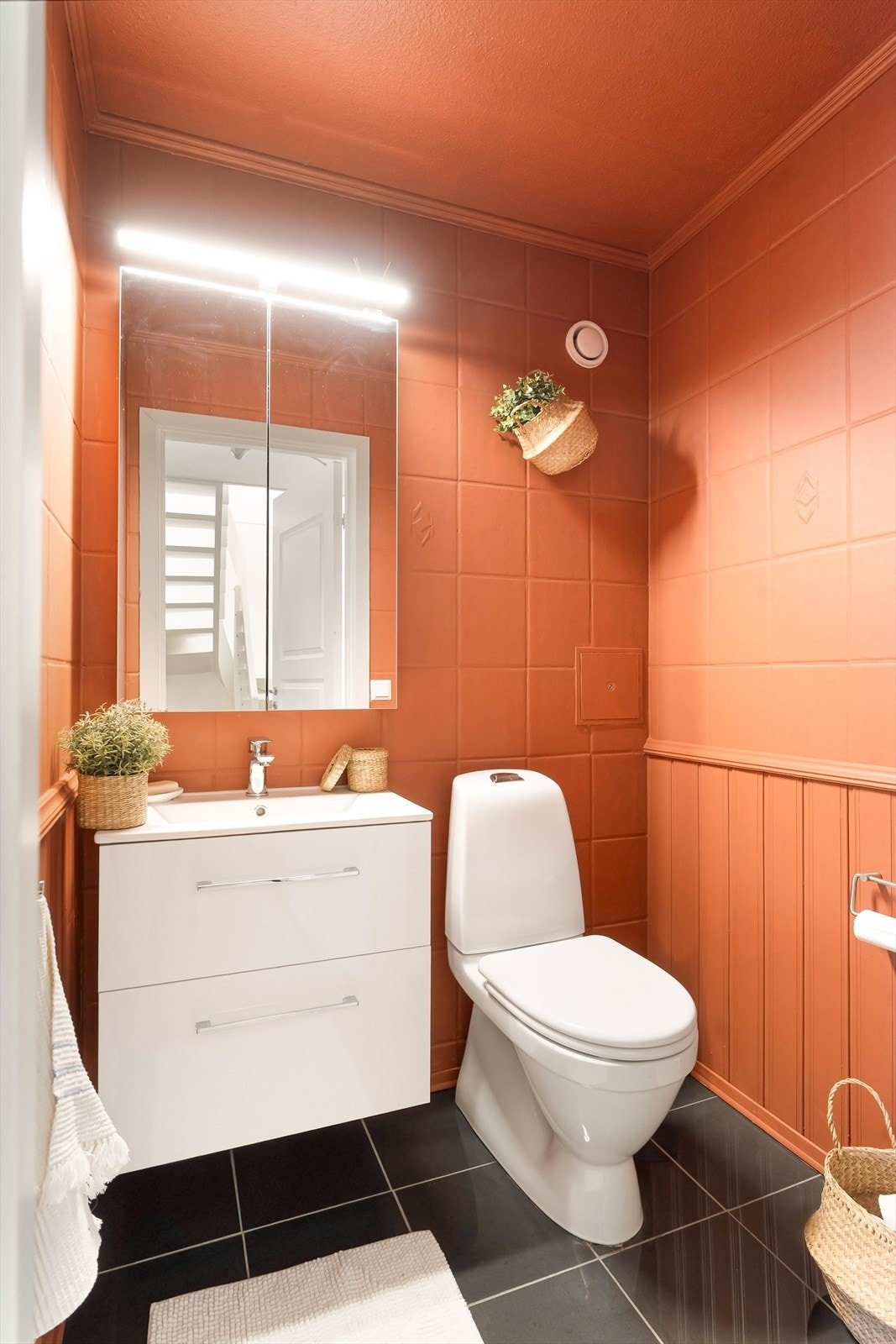 Praktisk med et separat toalettrom i tillegg til hovedbadet. Galleribilde