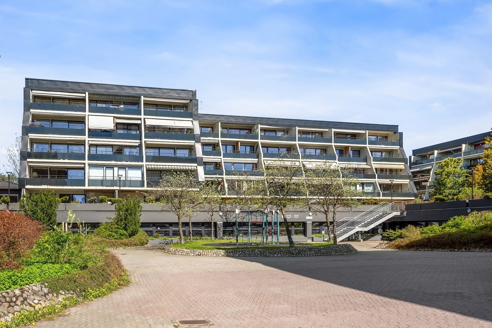 Bygget er fra 1981 og har en kombinasjon av betong- og trekonstruksjoner. Galleribilde