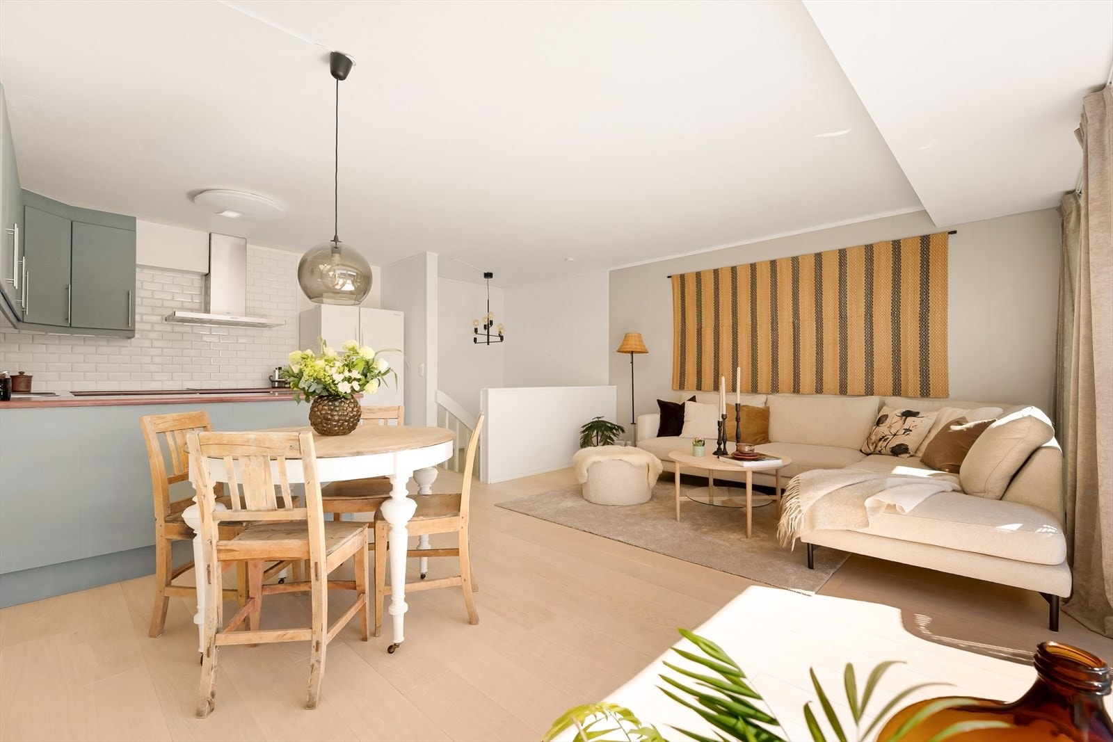 Den åpne løsningen i andre etasje gir plass til både sofa og spisebord. Galleribilde