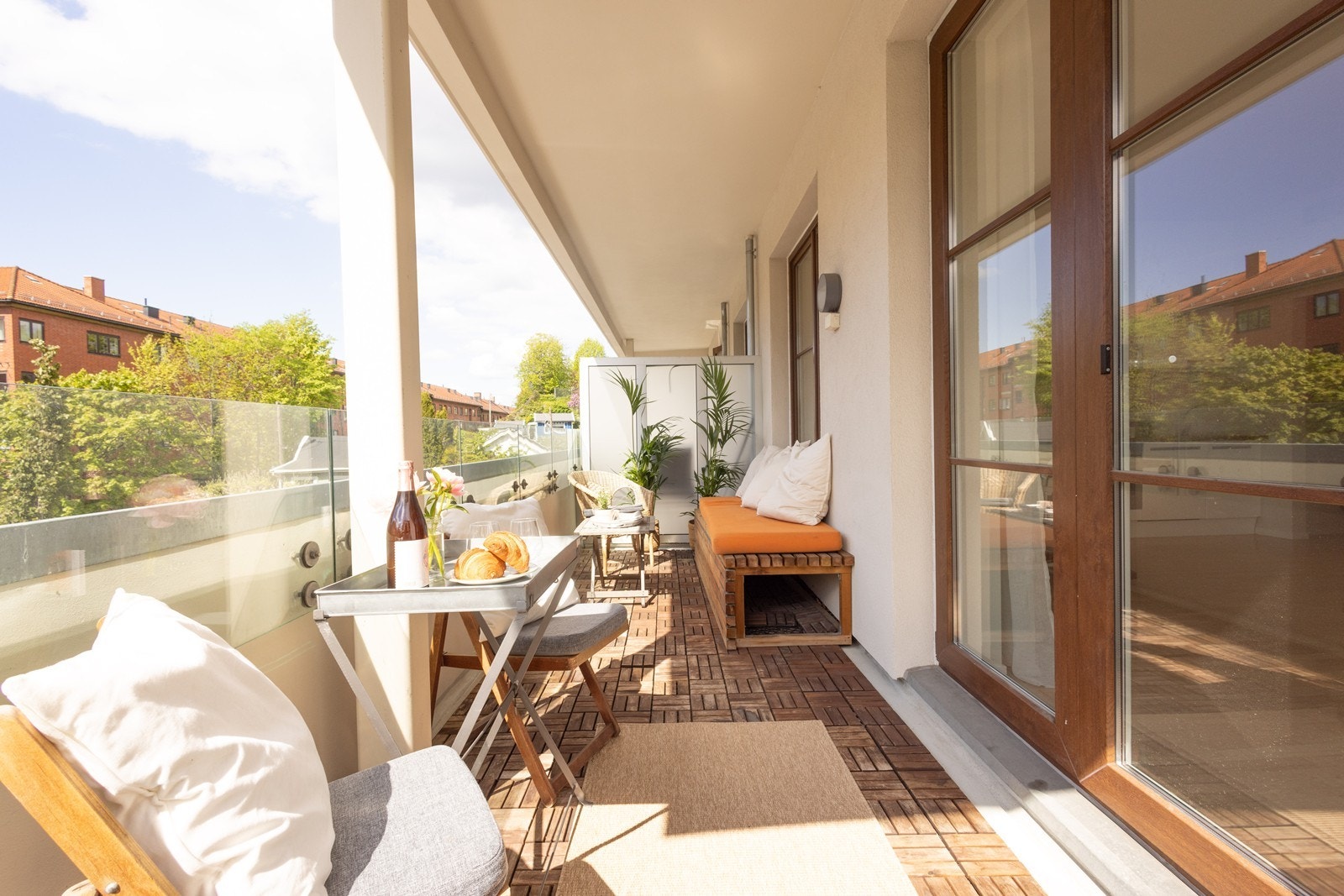 Den solrike balkongen er på hele 12 kvm med god plass til flere sittegrupper og grill. Galleribilde