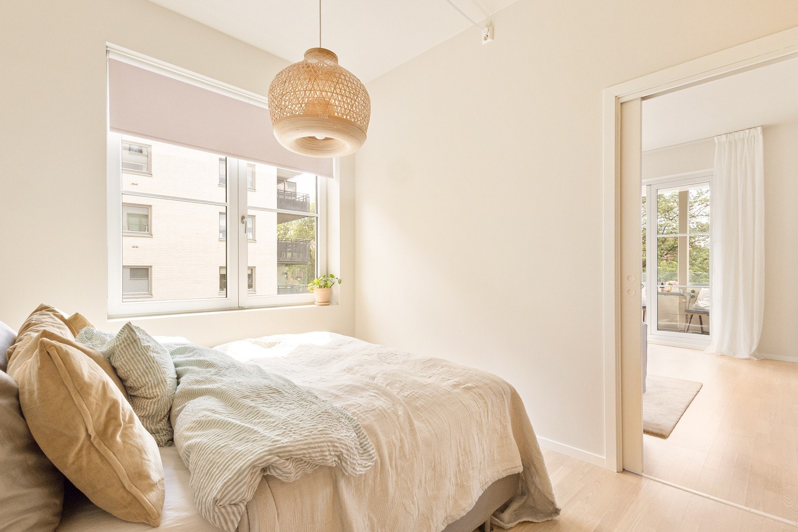 Soverommet er av god størrelse med plass til dobbeltseng, nattbord og garderobe. Galleribilde