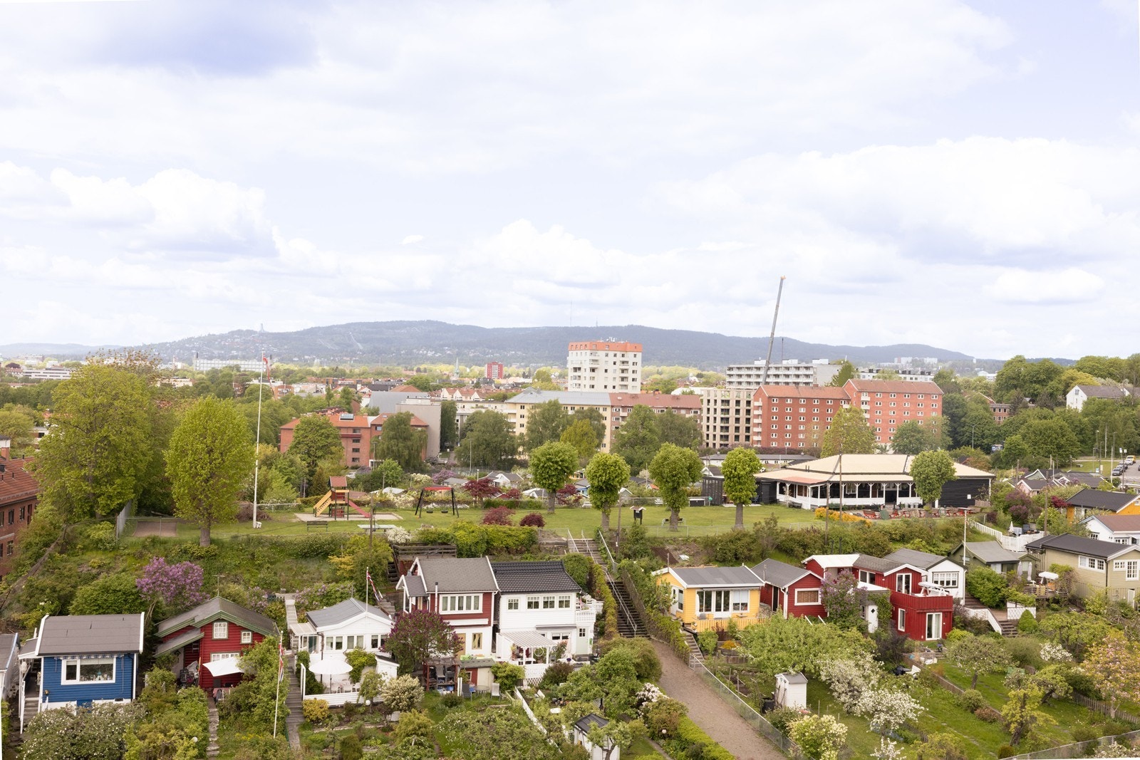 Rodeløkken Kolonihage og store grøntområder rett over gaten. Galleribilde