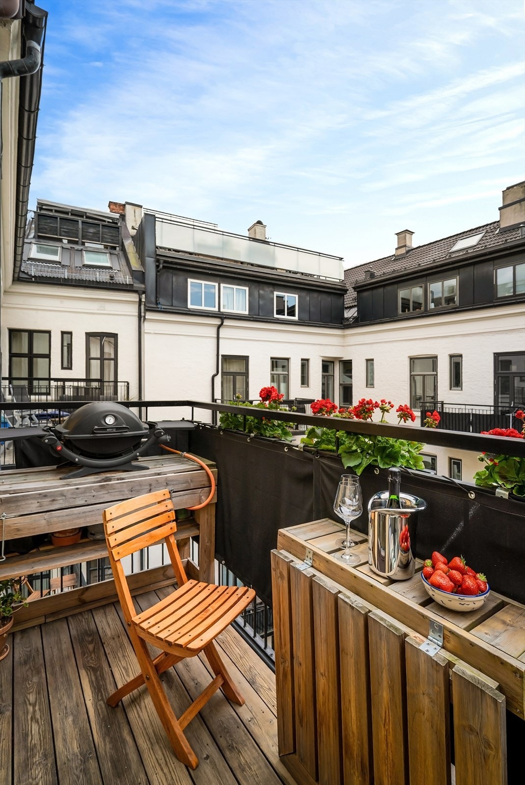 Sydvendt balkongen vendt mot bakgård med gode solforhold, ca 10-18 om sommeren. Galleribilde