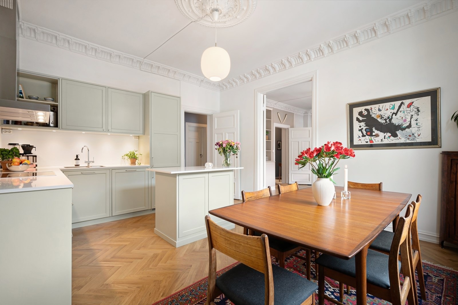 Inn til kjøkken via doble fløydører. Et stort og sosialt kjøkken med plass til spisebord til 10 personer. Galleribilde
