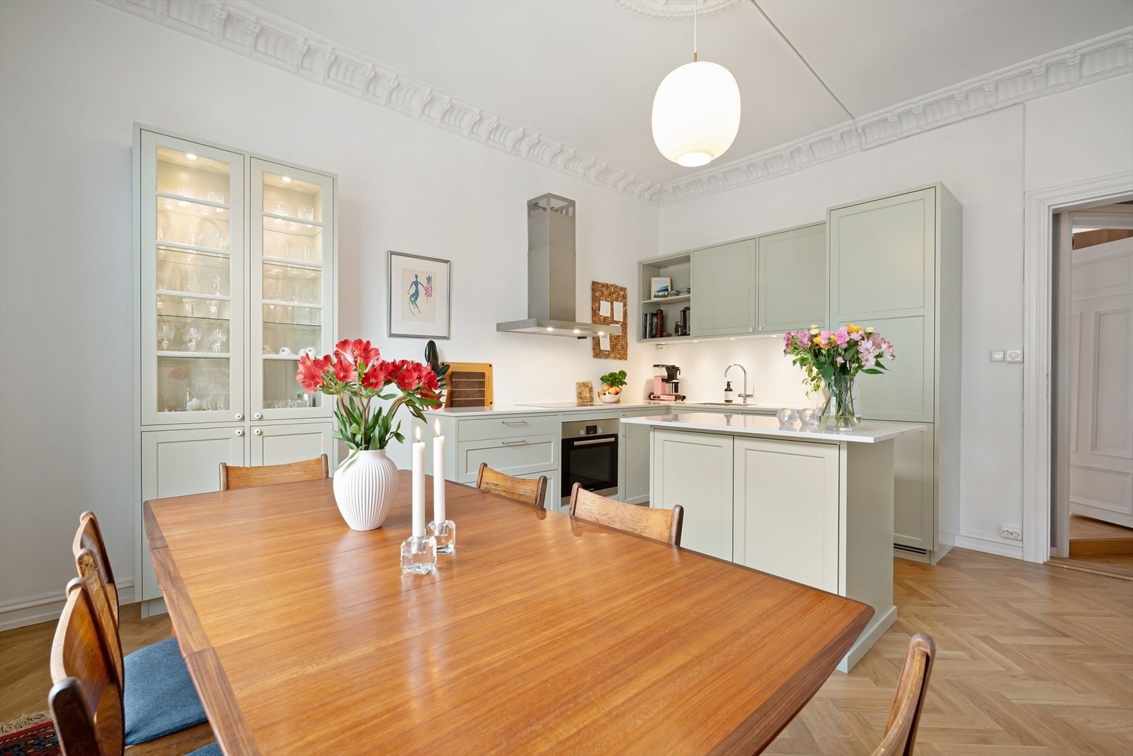 Godt med oppbevaring og flere soner for matlaging. Galleribilde