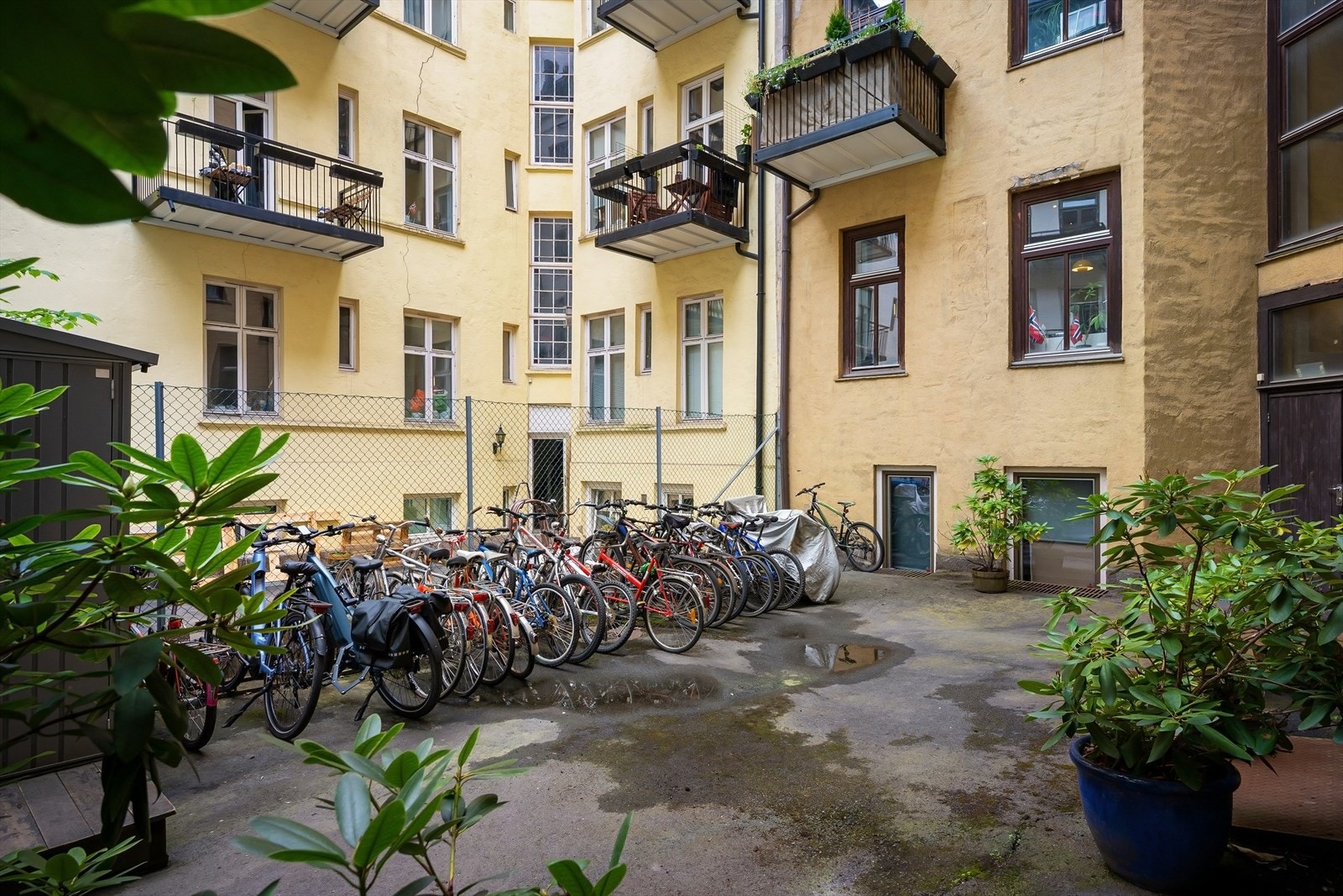 Felles sykkelparkering i bakgård. Galleribilde