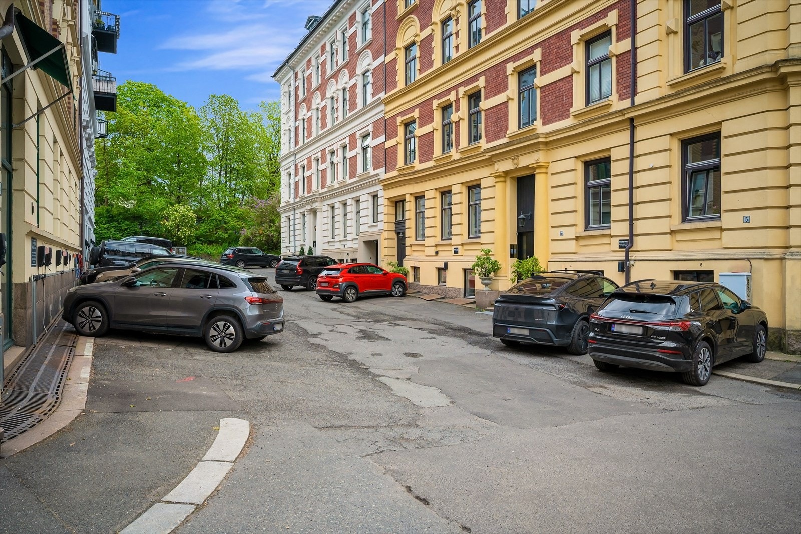 Sameiet disponerer 6 biloppstillingsplasser som fordeles etter ansiennitetsprinsippet. Det er p.t. to på venteliste. Galleribilde