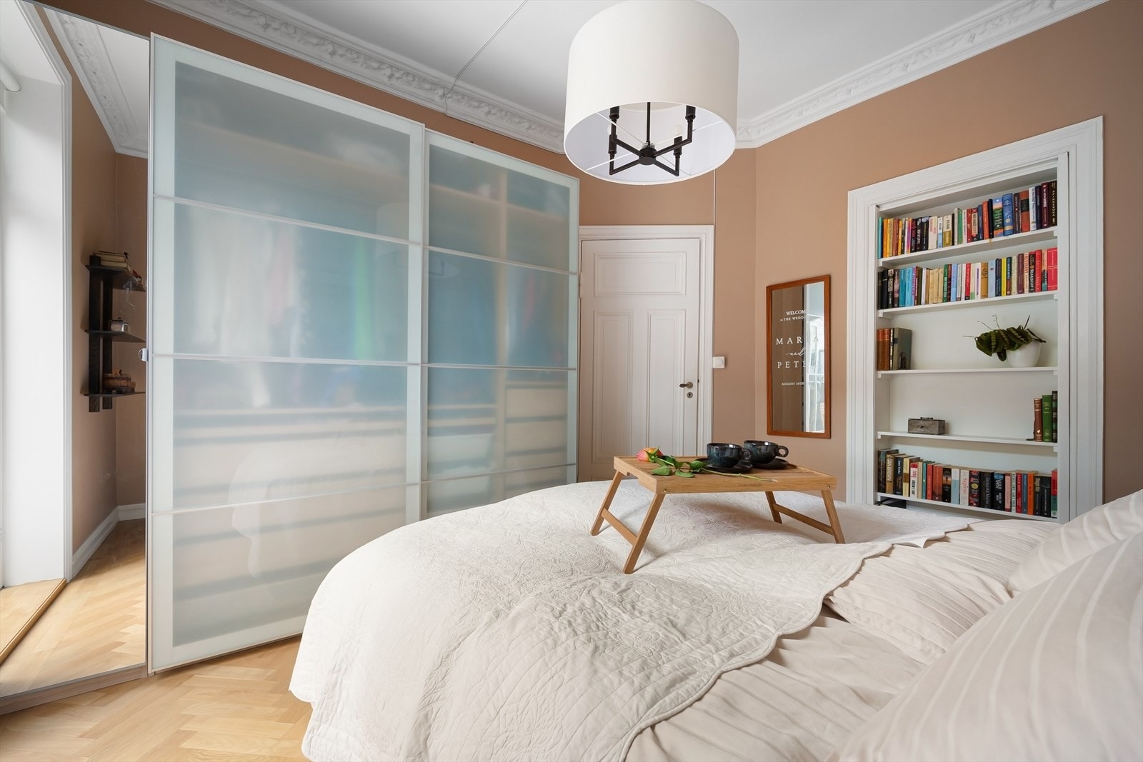 Utstyrt med stor skyvedørsgarderobe. Galleribilde