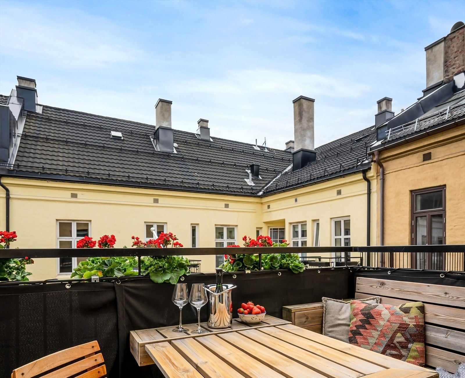 Plass til både sittegruppe og grill. Galleribilde