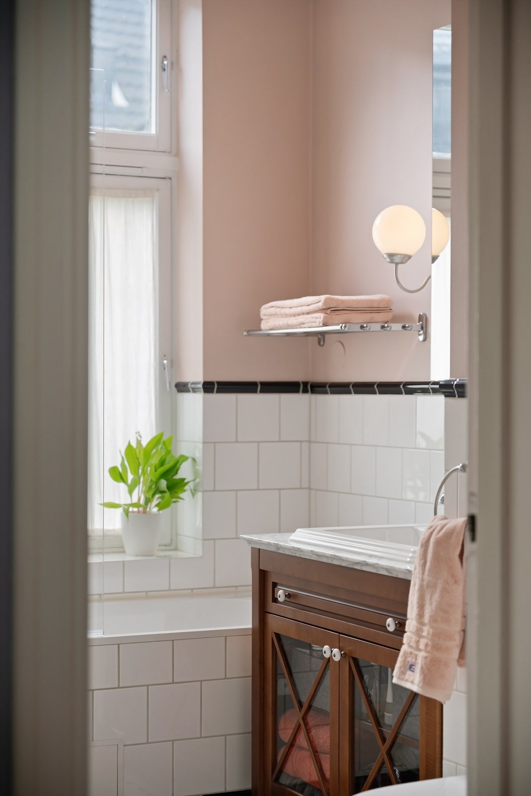 Bad er inn fra entré, og soverommene er adskilt på hver sin side av badet. Galleribilde