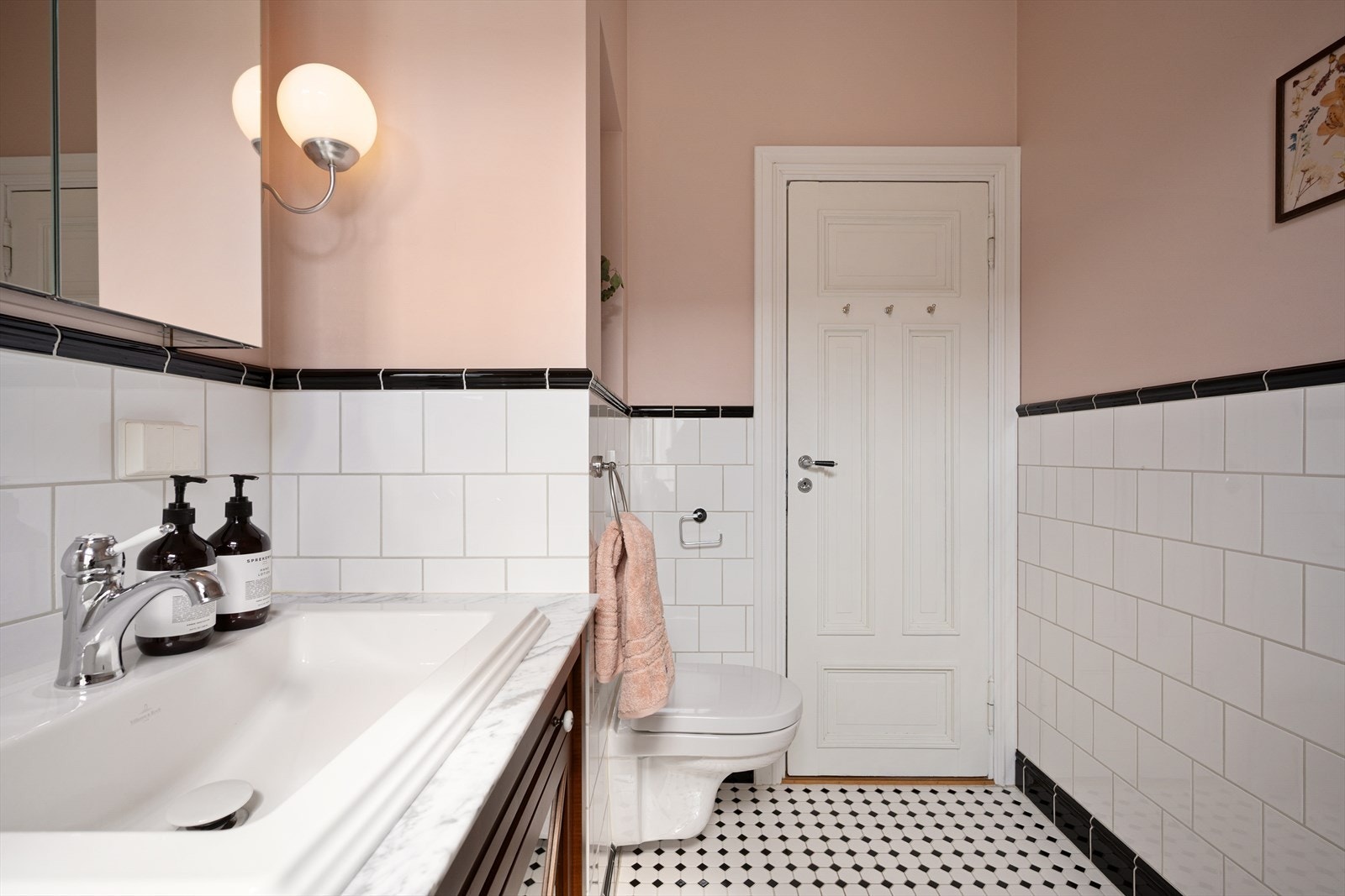 Badet ble rehabilitert i 2019 i smakfull og klassisk stil. Lekker benkeplate i marmor. Galleribilde