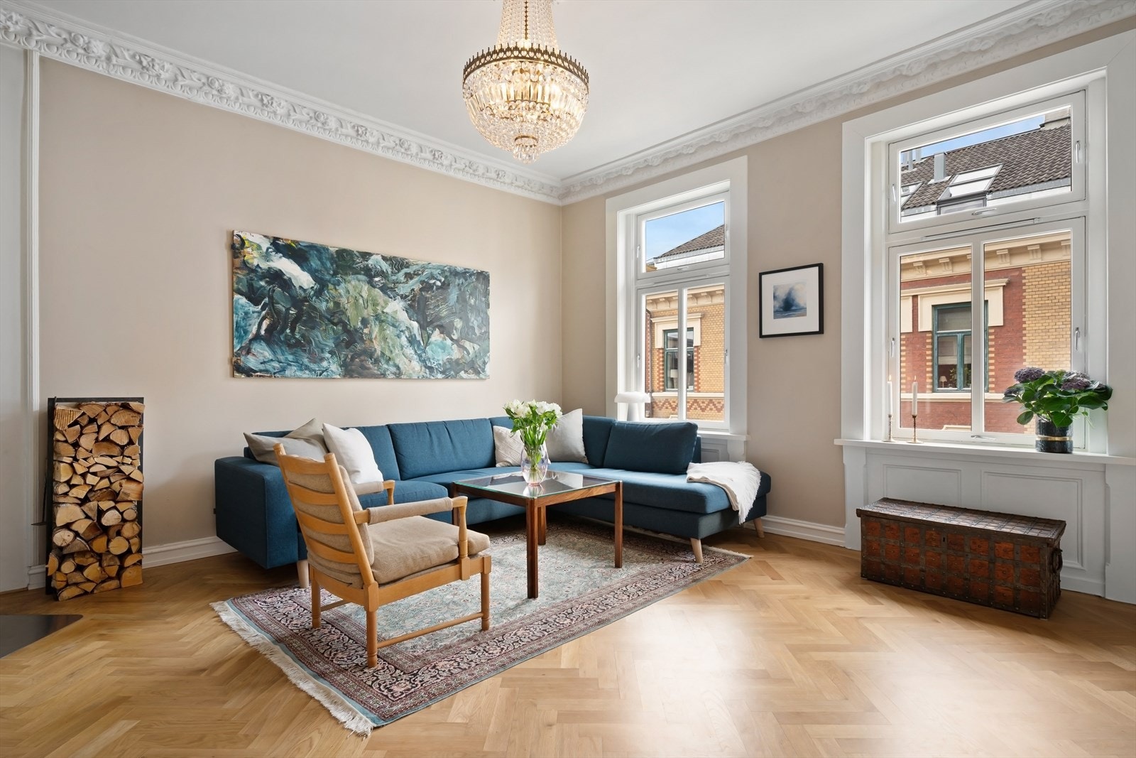 Leiligheten er pusset opp i 2019 med nytt bad, kjøkken, gulv, overflater, el-anlegg og plassbygde oppbevaringsløsninger. Galleribilde