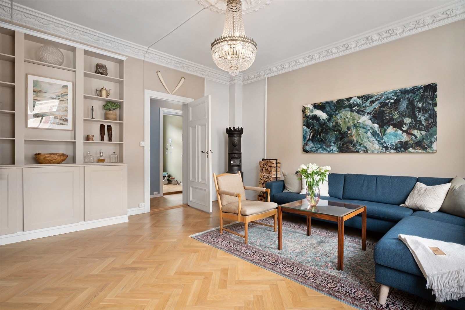 Flott stue med store vindusflater, dype karmer, rosett og stukkatur. God takhøyde på ca 3 meter. Plassbygget hyller og skap nytt i 2025. Galleribilde