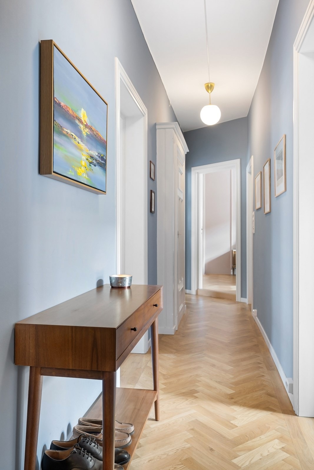 Innbydende entré med inngang til samtlige rom. Galleribilde
