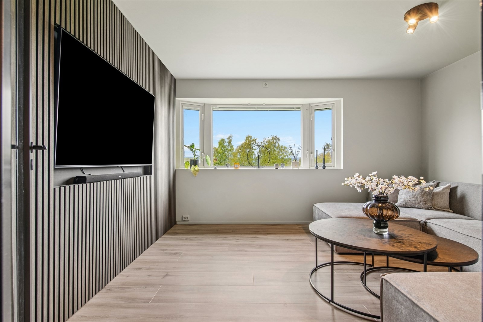 Et eget rom er innredet som TV-stue, noe som gir en adskilt sone for avslapning. Galleribilde