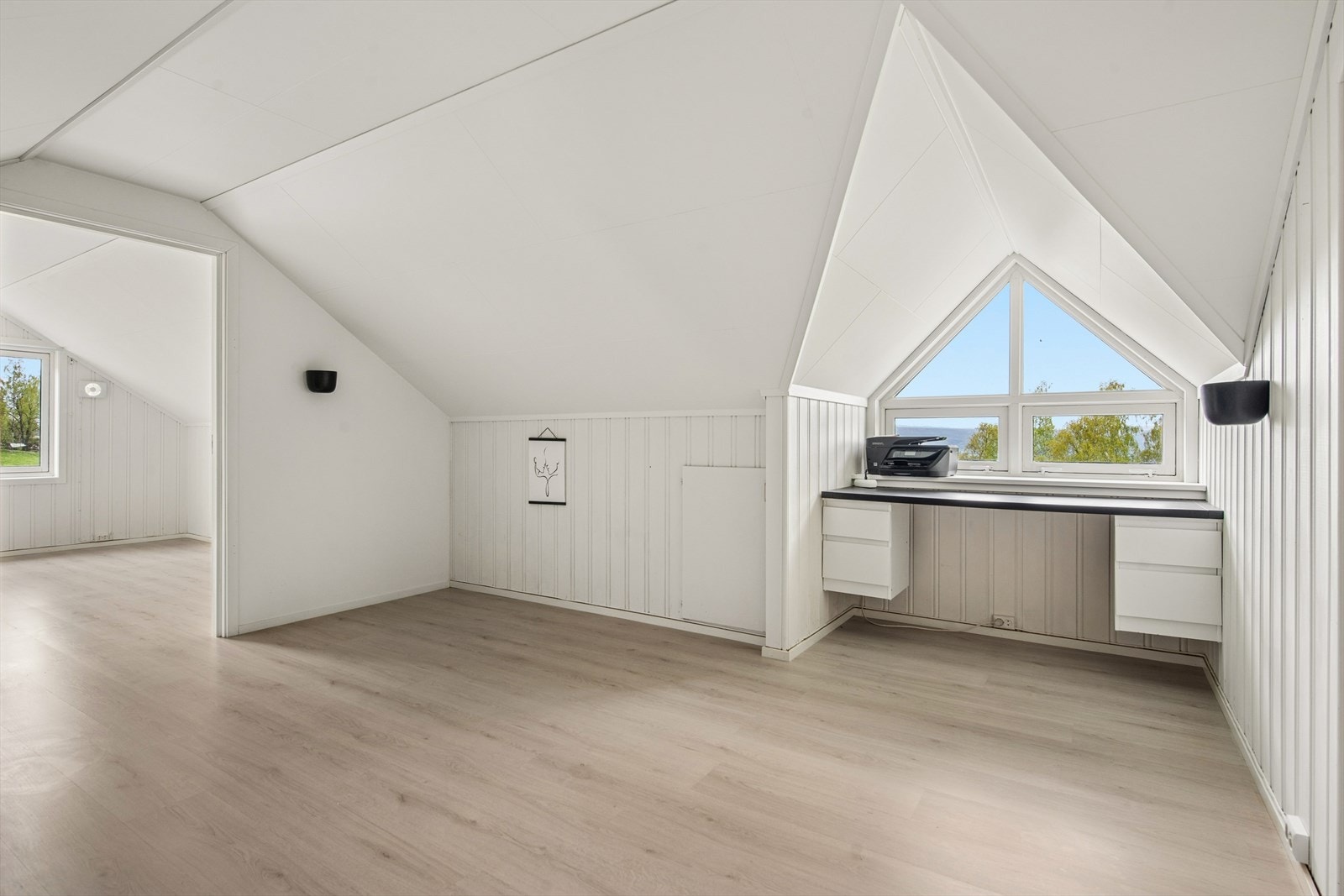 Gang/allrom er innredet som arbeidsplass. Galleribilde