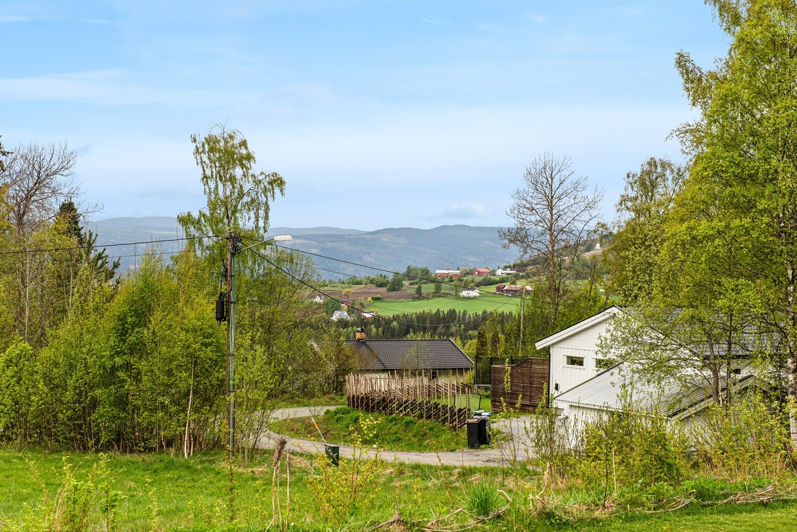 Utsikt over det omkringliggende kulturlandskapet. Galleribilde