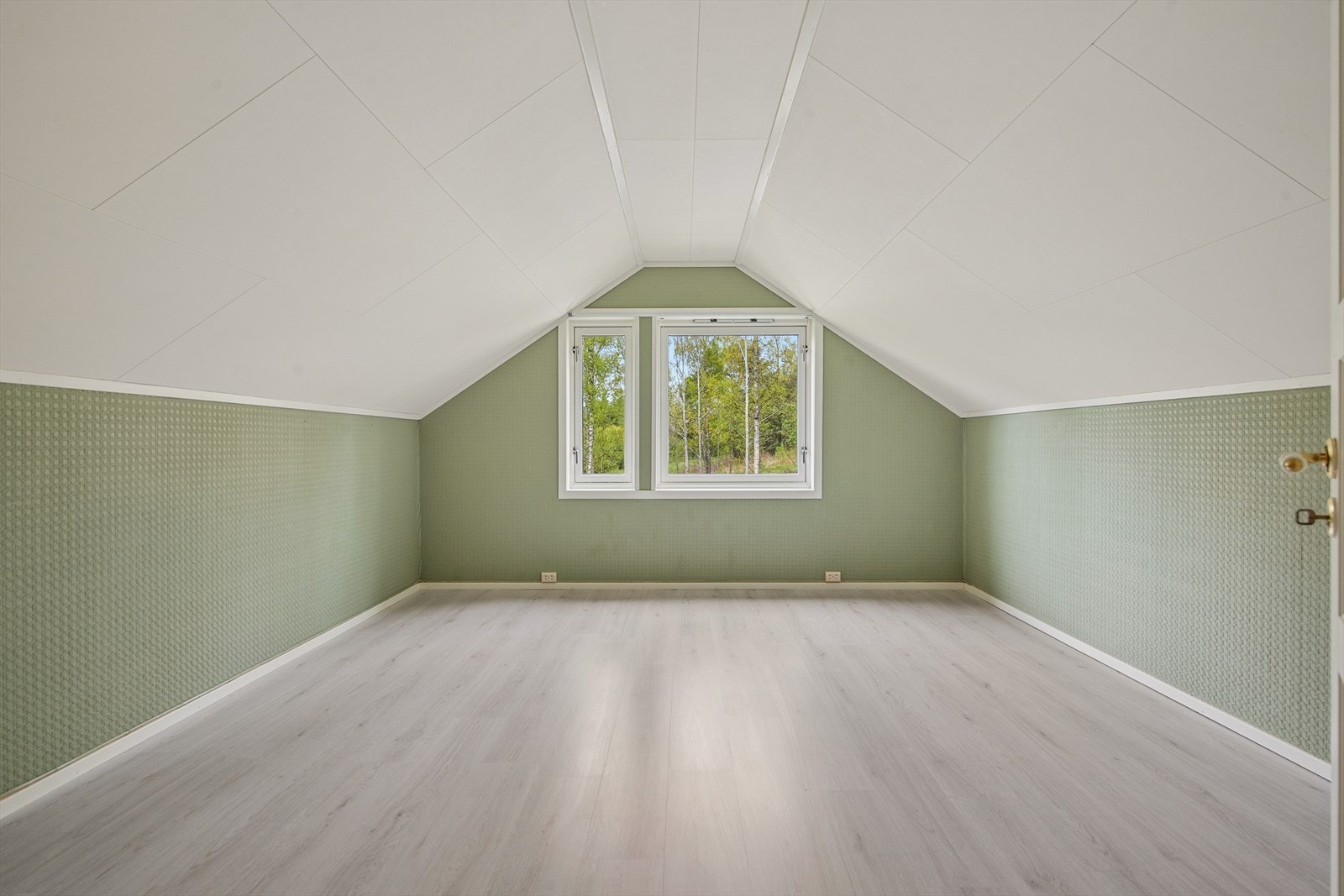 Det andre innredede rommet i etasjen har også god størrelse og laminat på gulvet. Galleribilde