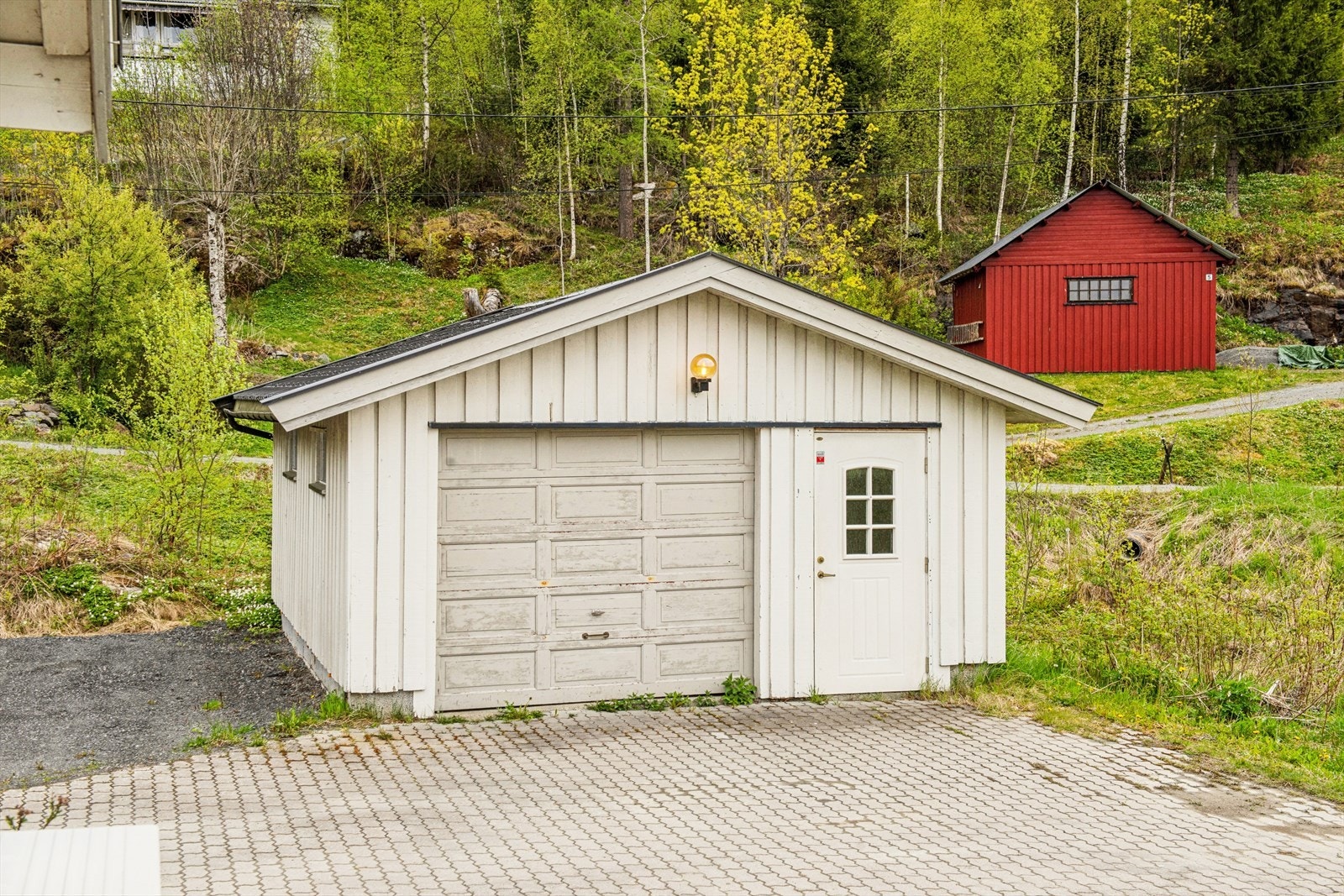 Frittstående garasje fra 1990 på 27 kvadratmeter. Galleribilde