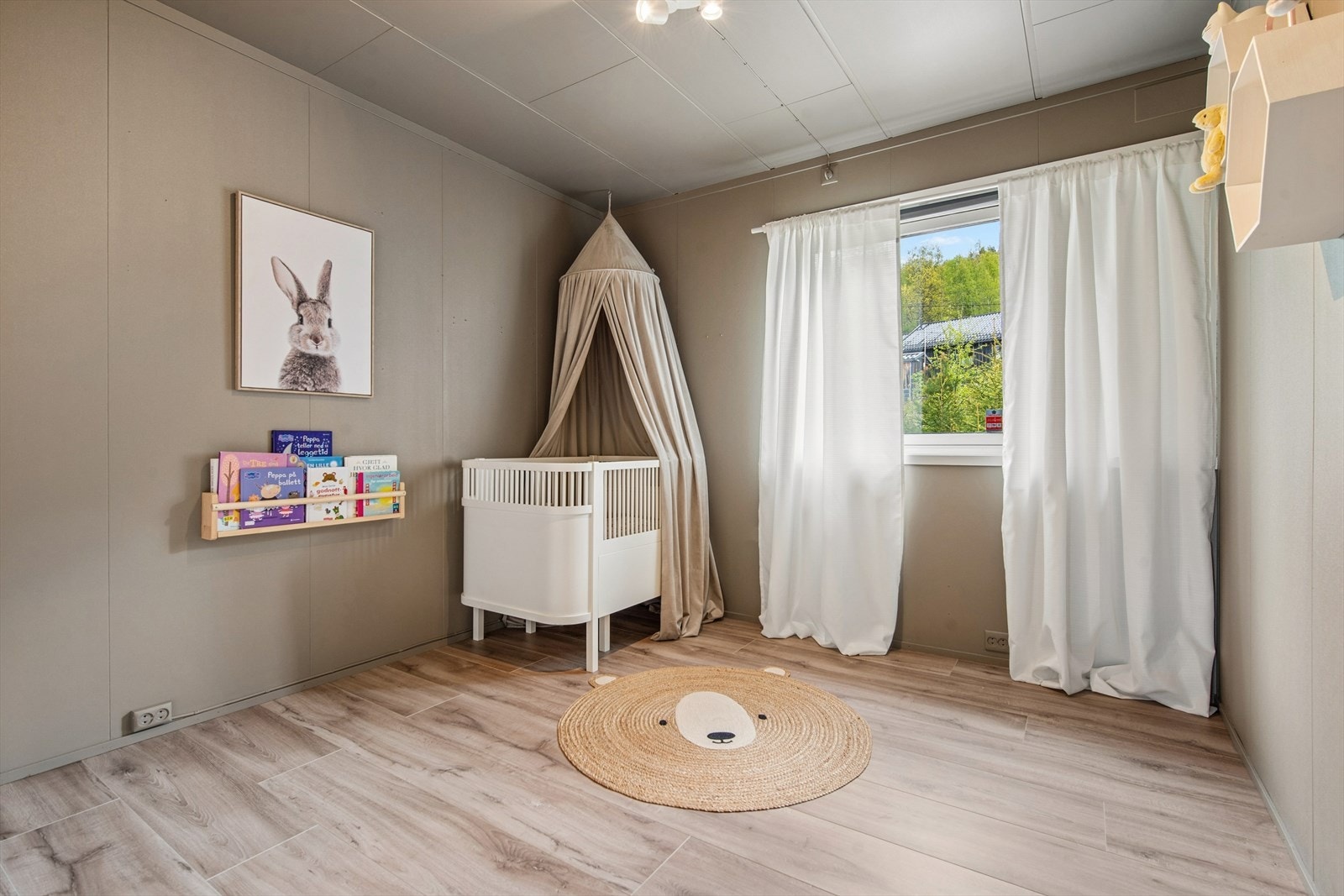 Et av boligens to soverom i første etasje. Galleribilde
