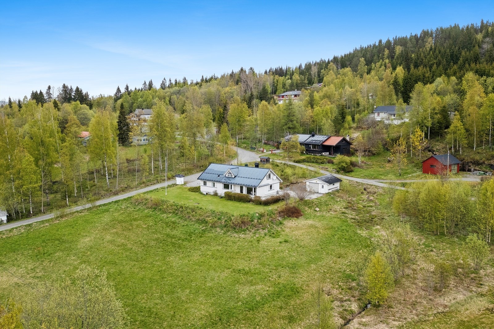 Nærområdet byr på flotte turmuligheter året rundt, med enkel tilgang til skog og mark. Galleribilde