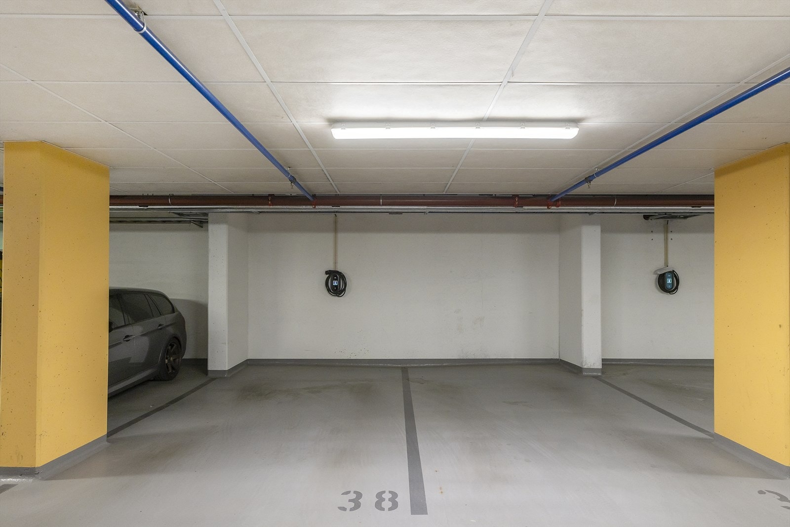 Heisadkomst direkte fra etasjeplan til garasjeanlegg. Leiligheten disponerer parkeringsplass nr. 38 med montert elbillader. Sameiet tilbyr i tillegg både sykkelbod og smørebod. Galleribilde