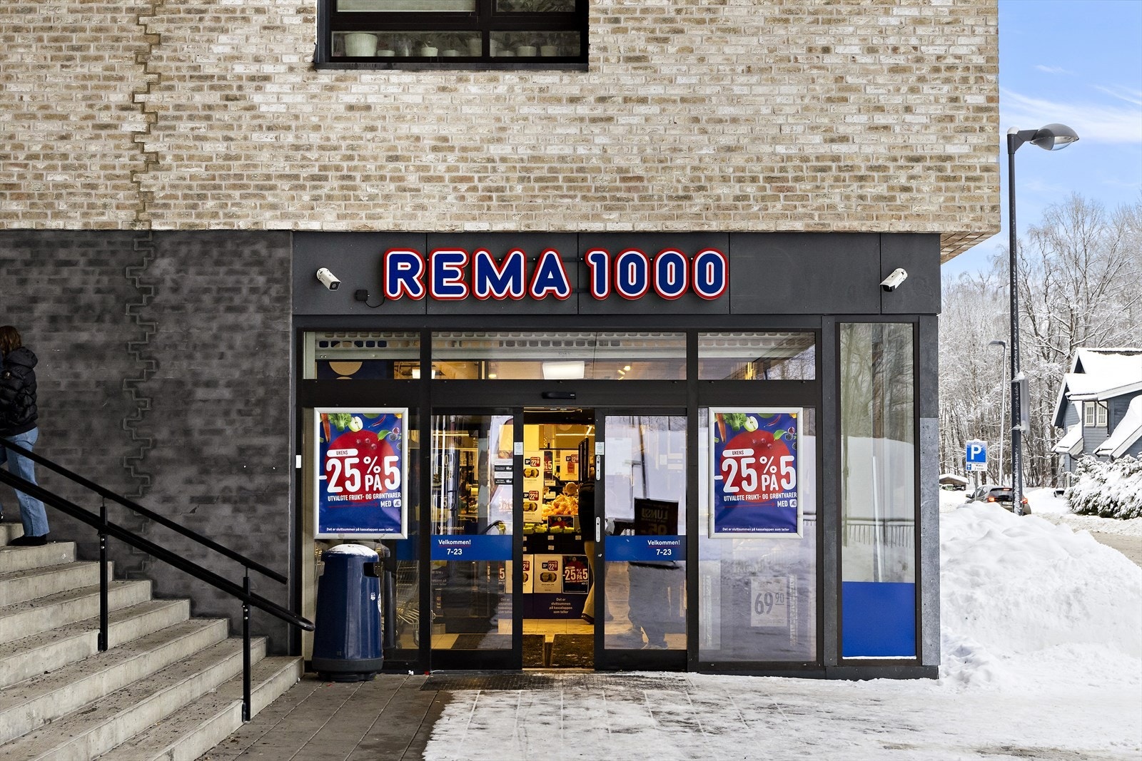 Dagligvarehandelen gjøres enkelt med blant annet Rema 1000 kun få minutters gange fra boligen. I tillegg ligger Triaden, Metro og øvrige servicetilbud innen kort avstand. Galleribilde