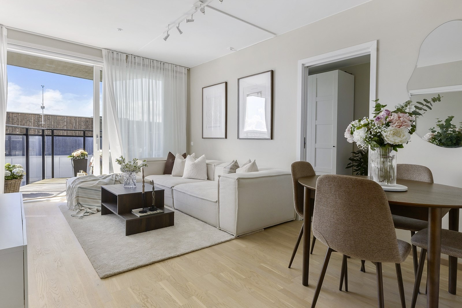 Stuen byr på gode møbleringsmuligheter med naturlig soneinndeling for både spiseplass og sofagruppe. Generøs himlingshøyde på ca. 2,58 m. Galleribilde
