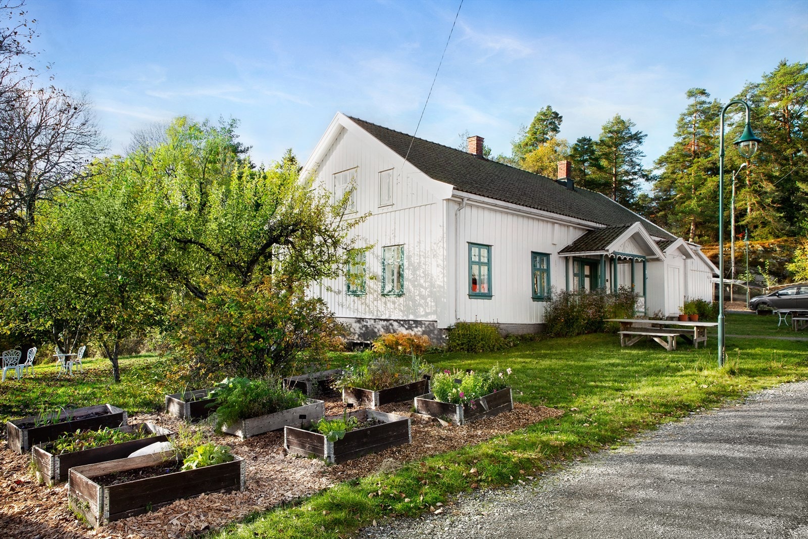 En kort kjøretur unna finner du Lørenskog bygdemuseum - et hyggelig utfartsmål med kafé, arrangementer og innblikk i lokalhistorien. Galleribilde