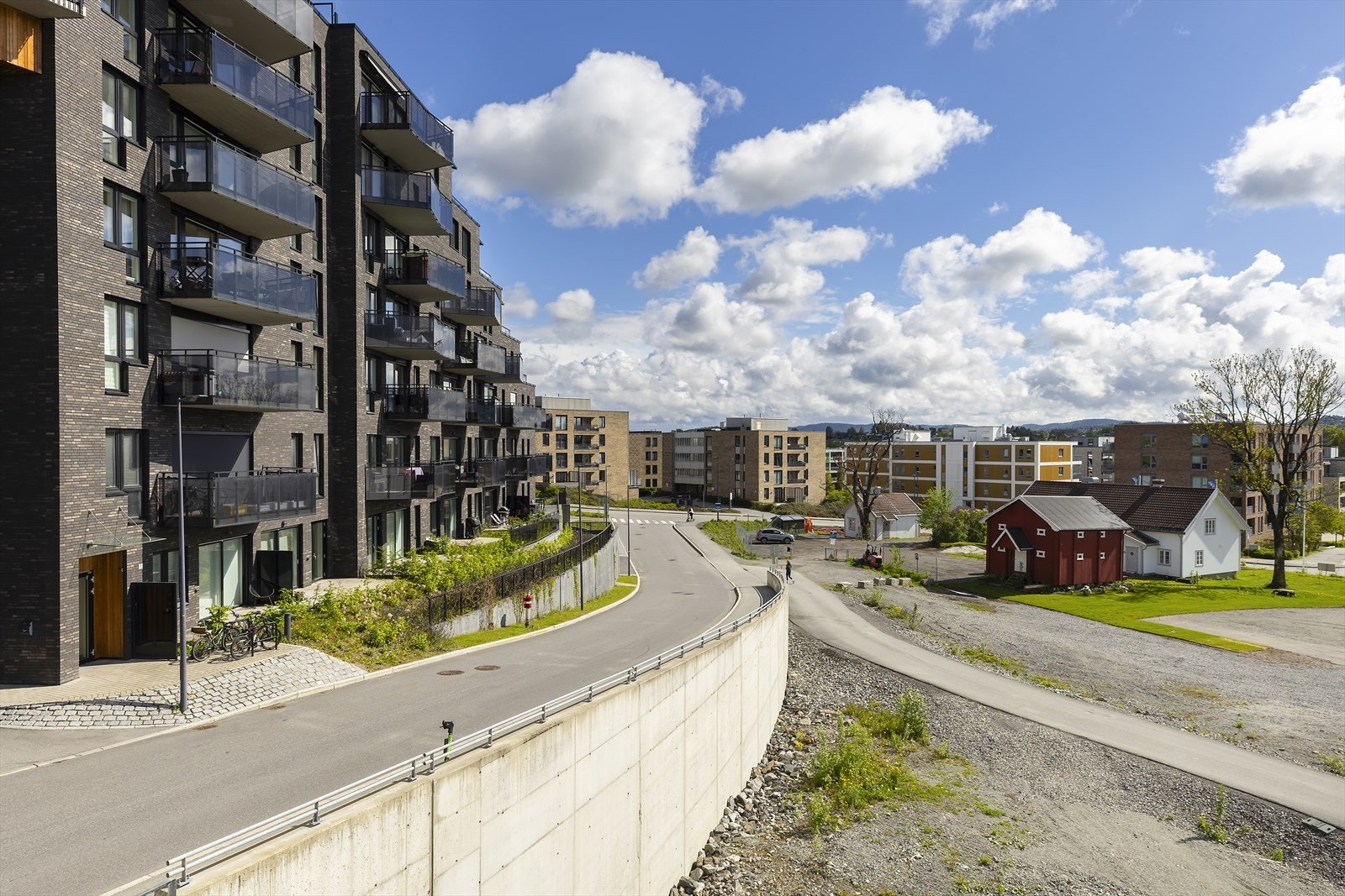Bygget ble ferdigstilt i 2021 og kjennetegnes av moderne arkitektur og materialvalg. Galleribilde