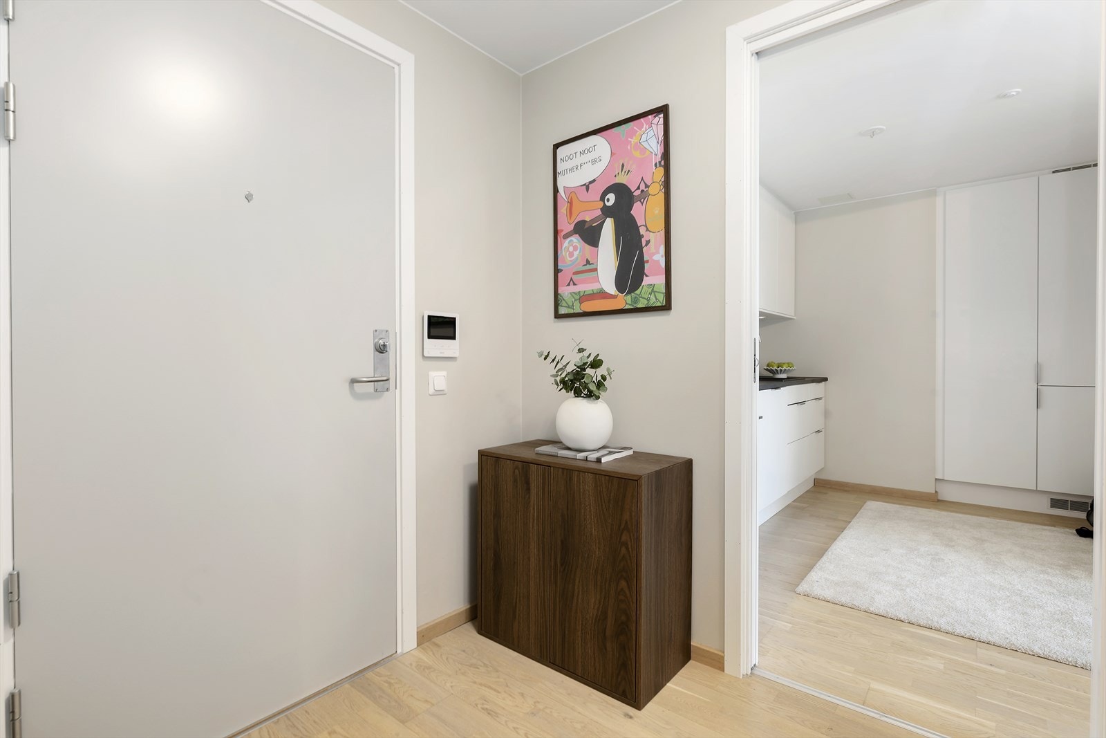En praktisk og ryddig hall som gir et godt førsteinntrykk av boligen. Galleribilde