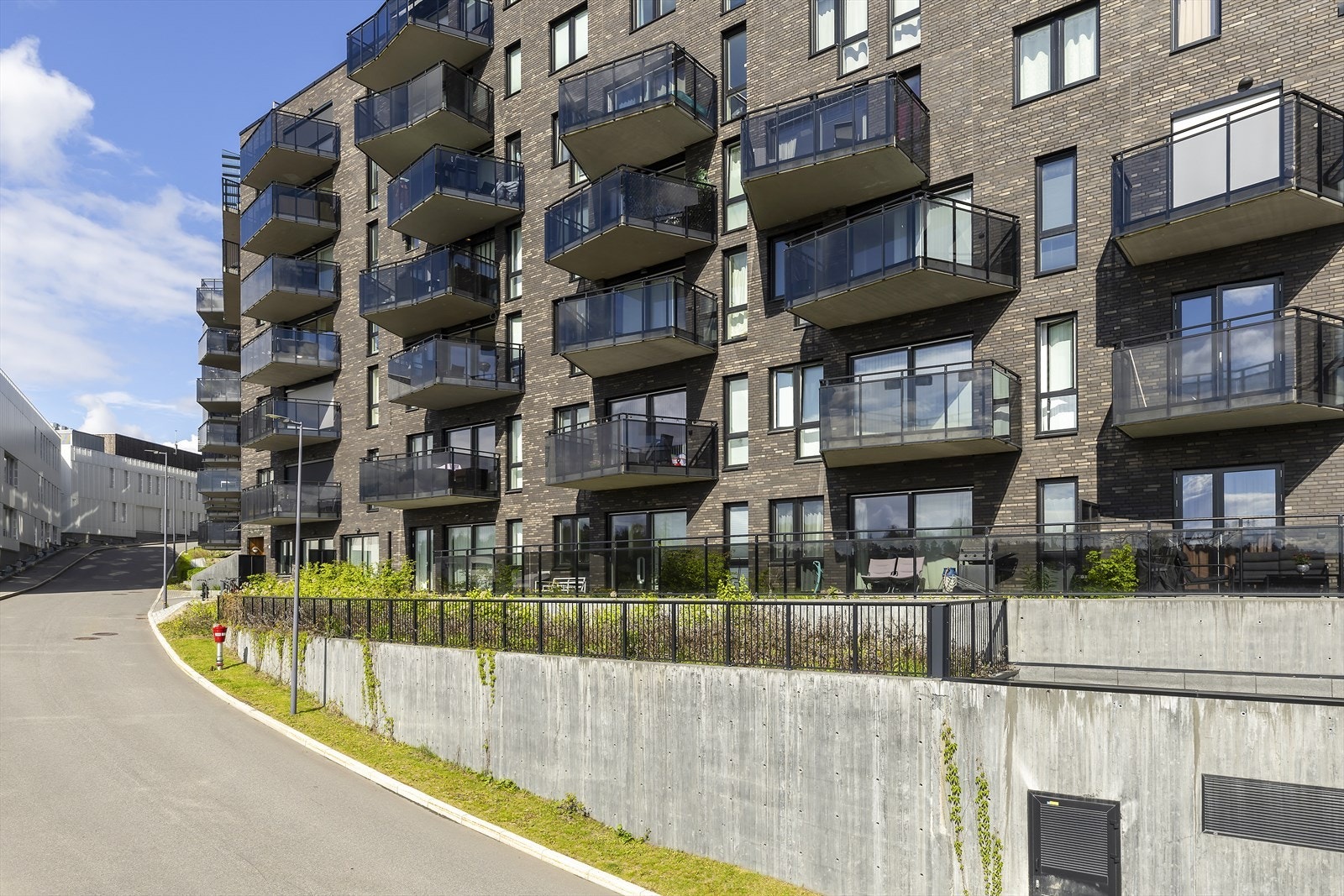 Boligen har en attraktiv beliggenhet i en rolig blindvei, med kort vei til servicetilbud og daglige fasiliteter. Området oppleves samtidig skjermet, trygt og tilbaketrukket fra gjennomgangstrafikk. Galleribilde