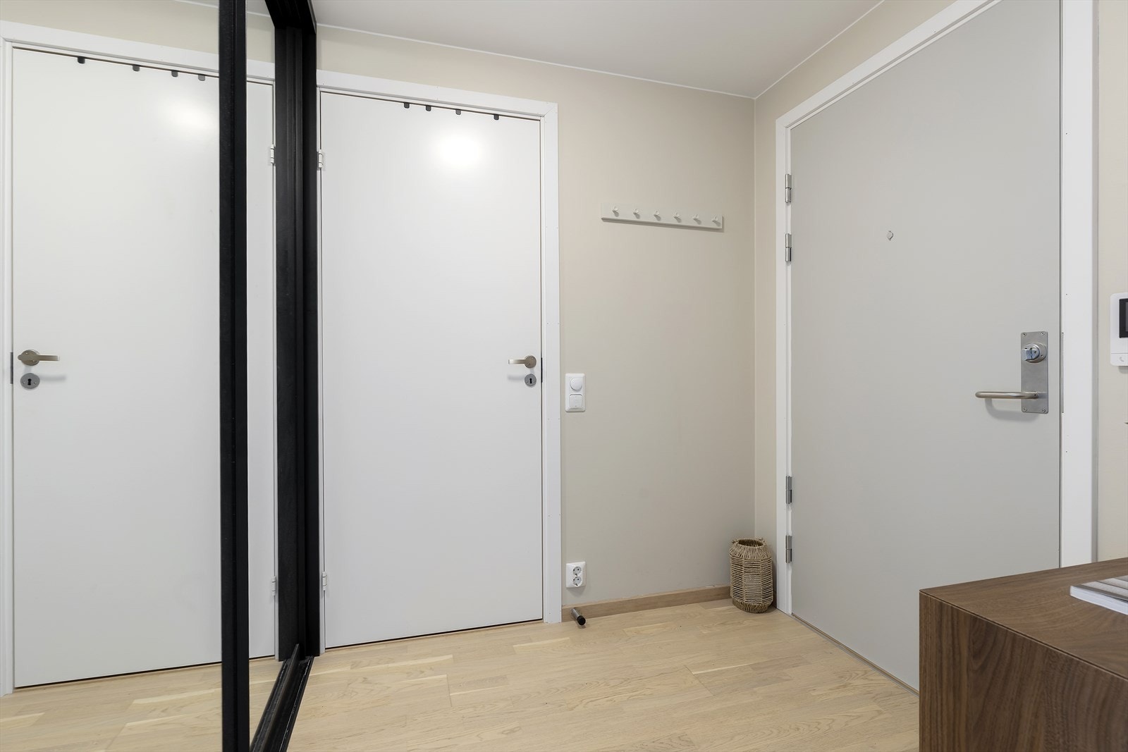 Leiligheten ønsker deg velkommen med en innbydende entré med gode oppbevaringsmuligheter i skyvedørsgarderobe med speilfronter. Galleribilde