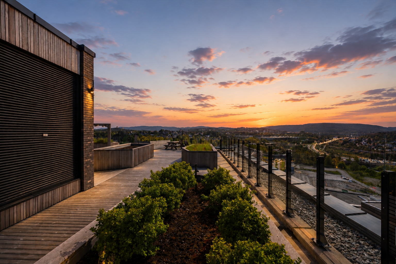 Stor og innholdsrik felles takterrasse tilgjengelig for sameiets beboere, med flere sitteområder, grøntarealer og flott utsyn (digital bearbeidet bilde, mindre avvik i detaljer kan forekomme). Galleribilde