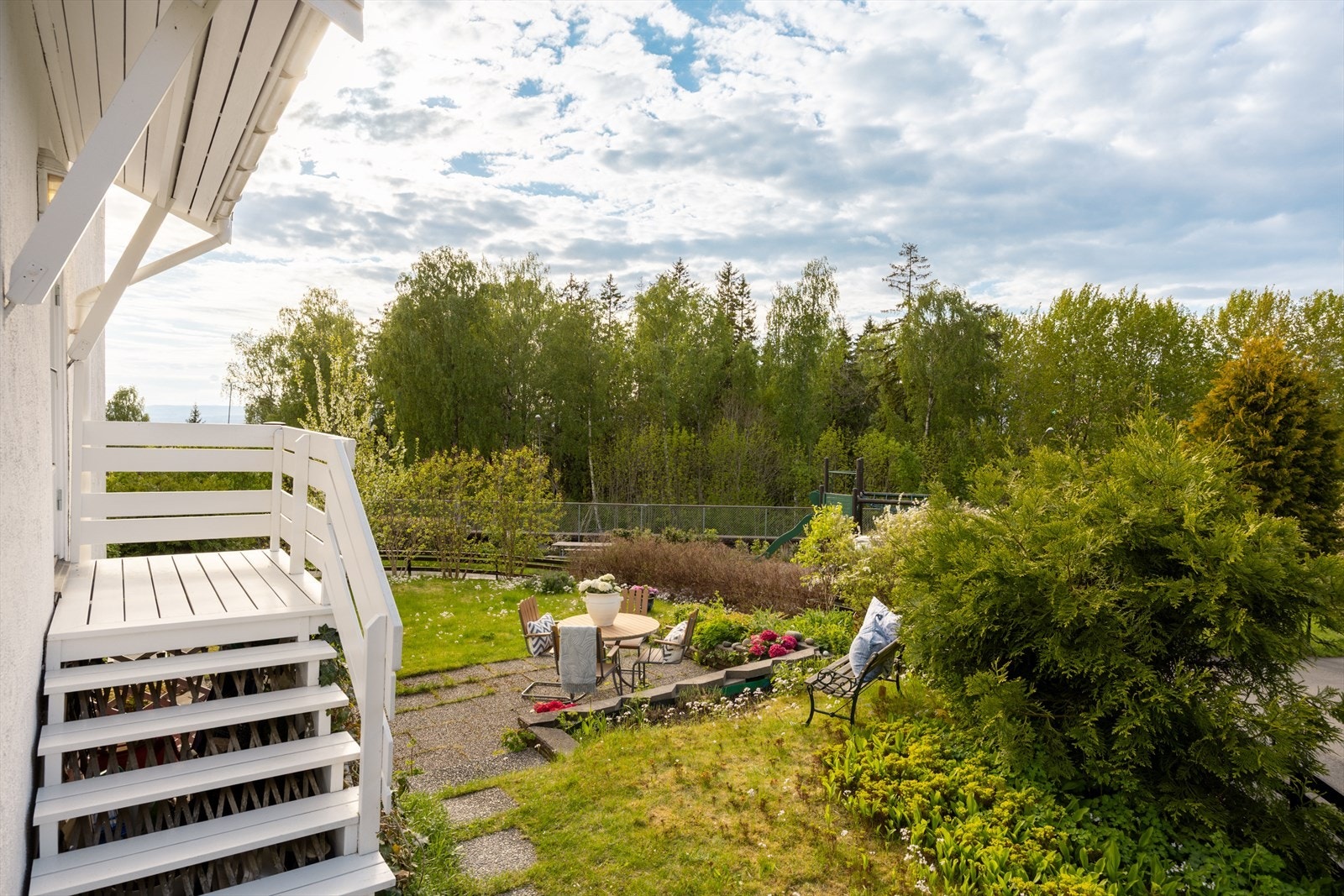 Uteområdet byr på en stor og frodig hage med rikelig gressplen som gir gode muligheter for lek, aktiviteter og avslapning. Praktisk adkomst fra kjøkkenet. Galleribilde