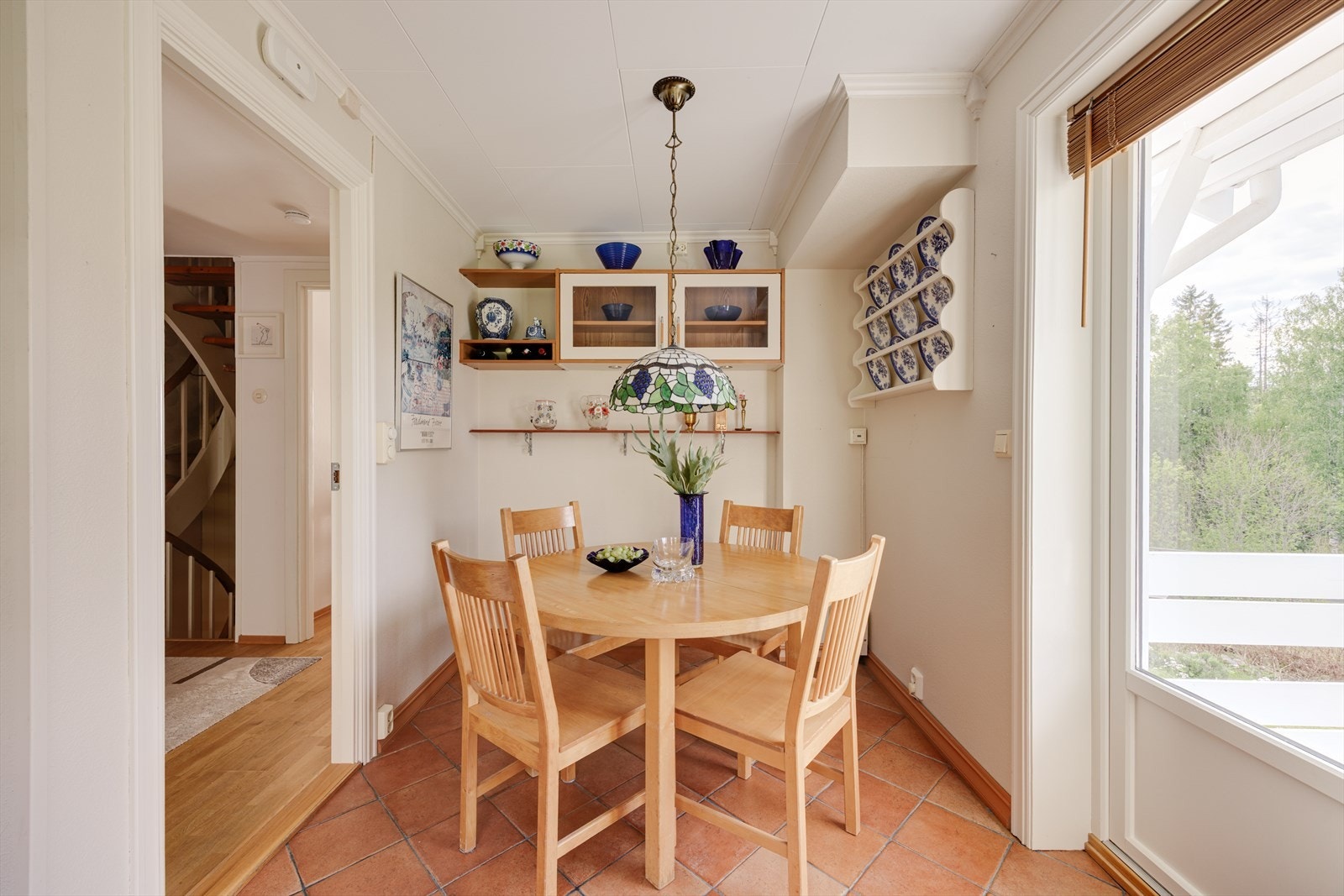 Ekstra verdifullt for hverdagslogistikken er plass til frokostbord og en verandadøren som gir direkte utgang fra kjøkkenet og ut til en lun, mindre treveranda med trapp videre ned til hagen. Galleribilde