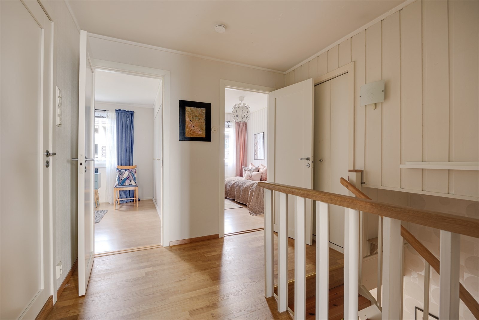 Til høyre for trappen er det god plass til oppbevaring i et skap som strekker seg langt inn i veggen. Perfekt til oppbevaring av sesongtøy, leker, støvsugeren mm. Galleribilde
