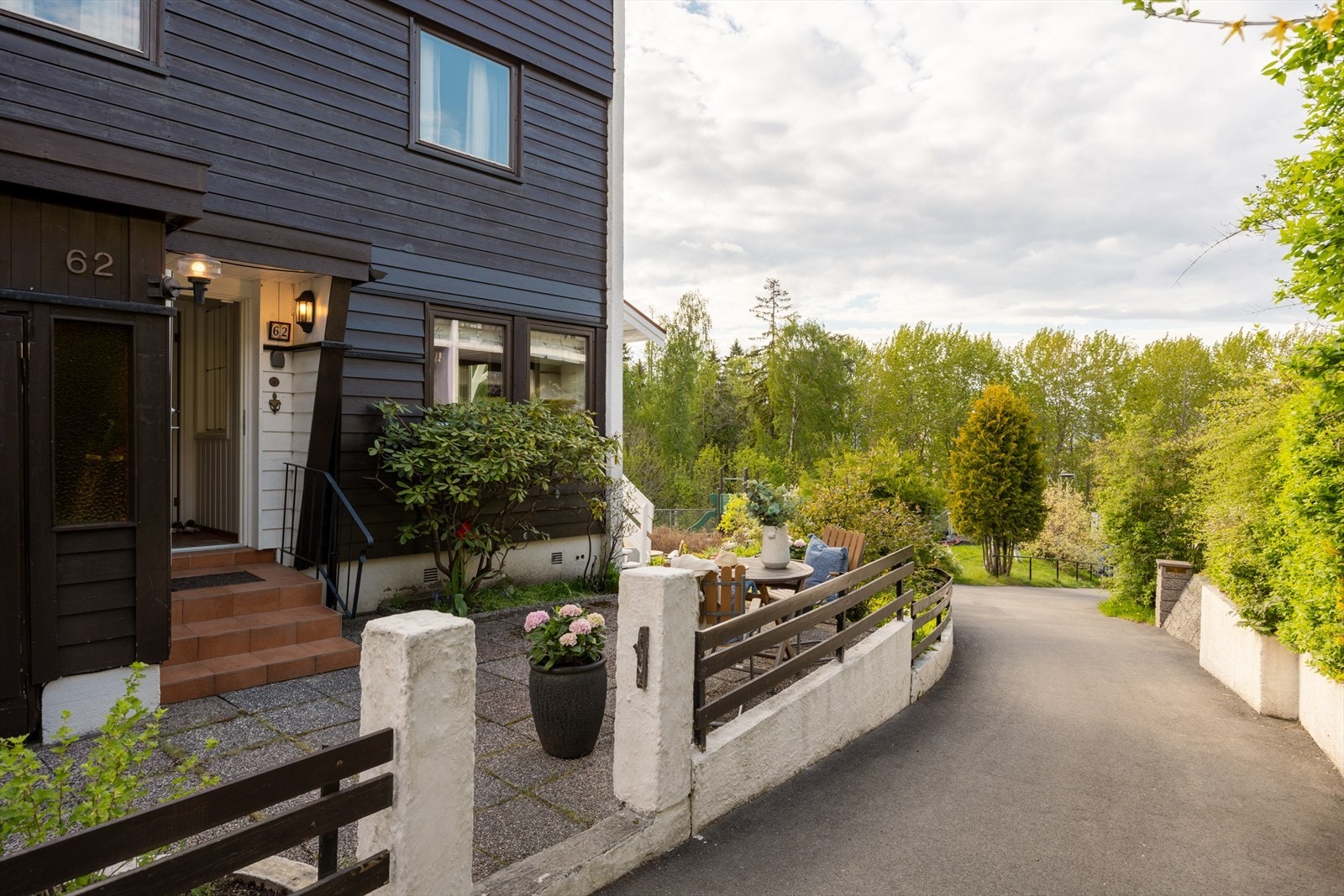 Enheten ligger trygt og skjermet til innerst i feltet, med lite trafikk og rolige omgivelser - samtidig som det er kort vei til garasjen. Galleribilde