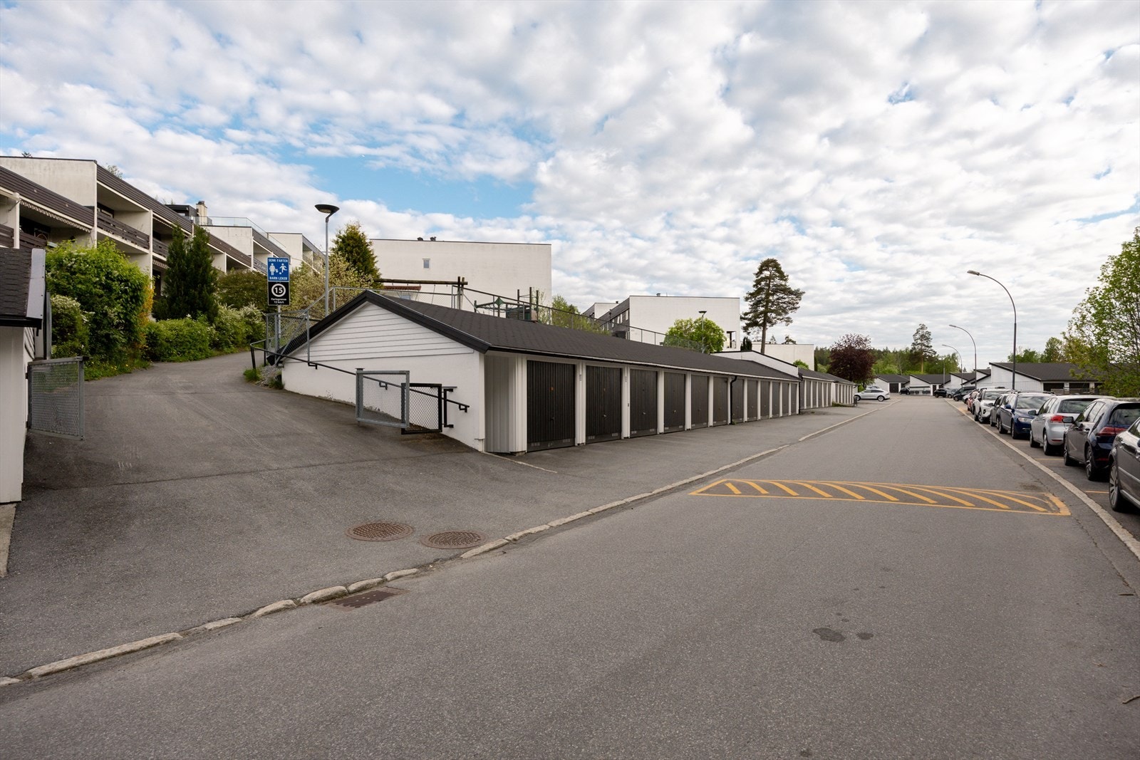 Enheten disponerer én garasjeplass i felles garasjerekke, som gir praktisk og trygg parkering. Galleribilde