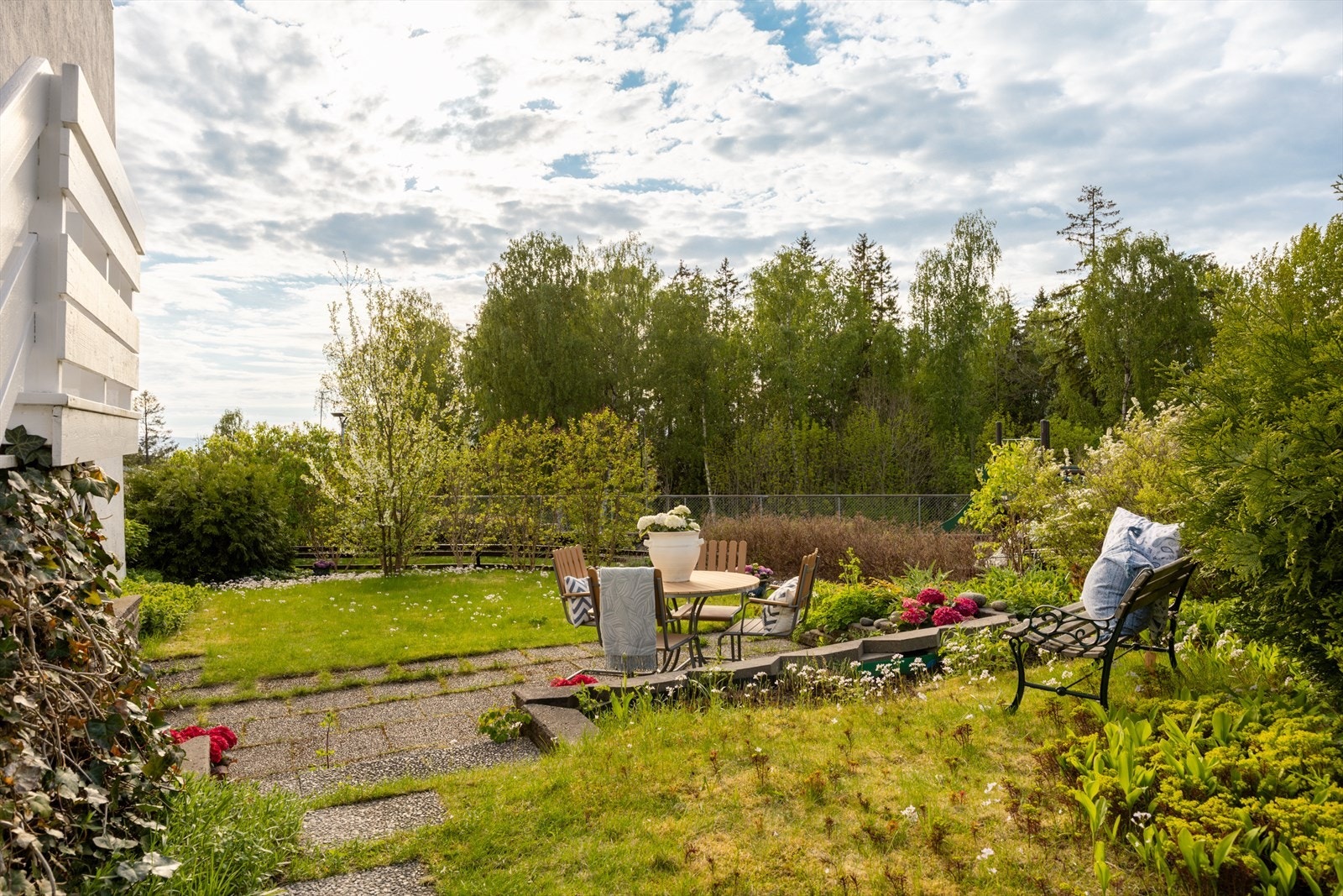 Hagen til huset er frodig og gir familien plass til lek og moro. For deg som har grønnefingre er det gode muligheter til å holde på med både blomster og annen beplantning. Galleribilde