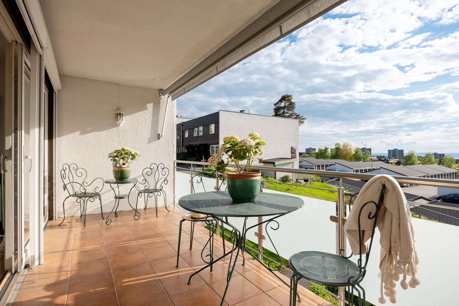 Utsikten og solforholdene her er upåklagelige og med 2 balkonger kan familien nyte både familieselskaper eller fred og ro. Galleribilde